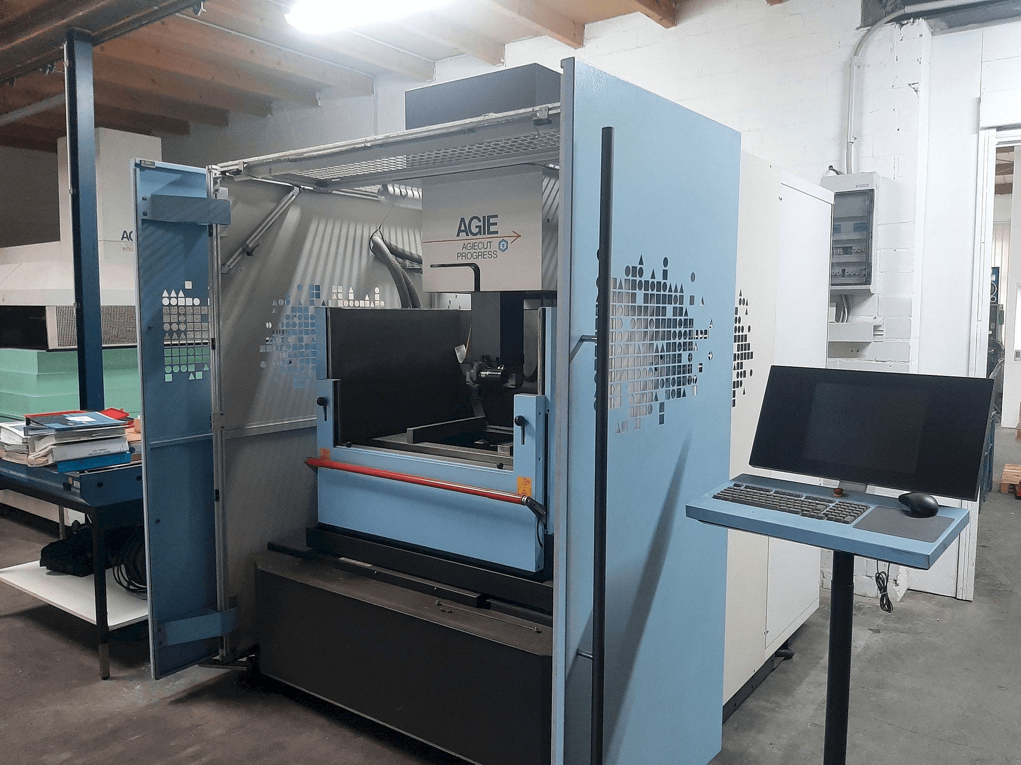 Prikaz stroja AGIE Agiecut Progress 3 sprijeda