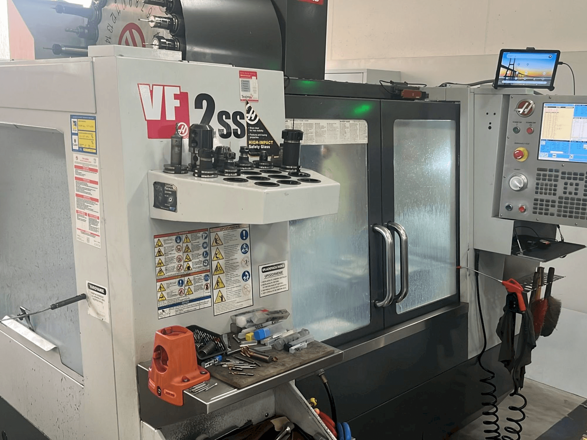 Prikaz stroja HAAS VF-2SS sprijeda