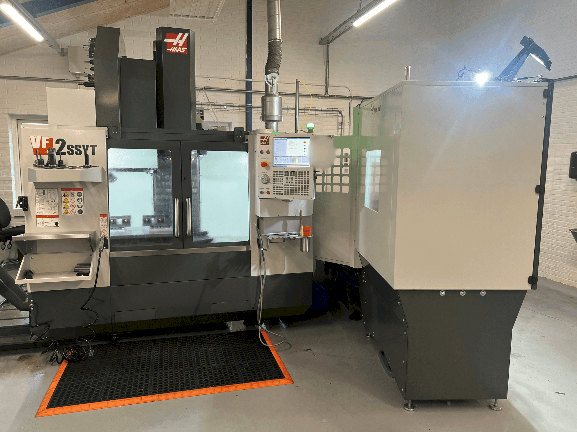 Prikaz stroja HAAS VF-2SSYT sprijeda