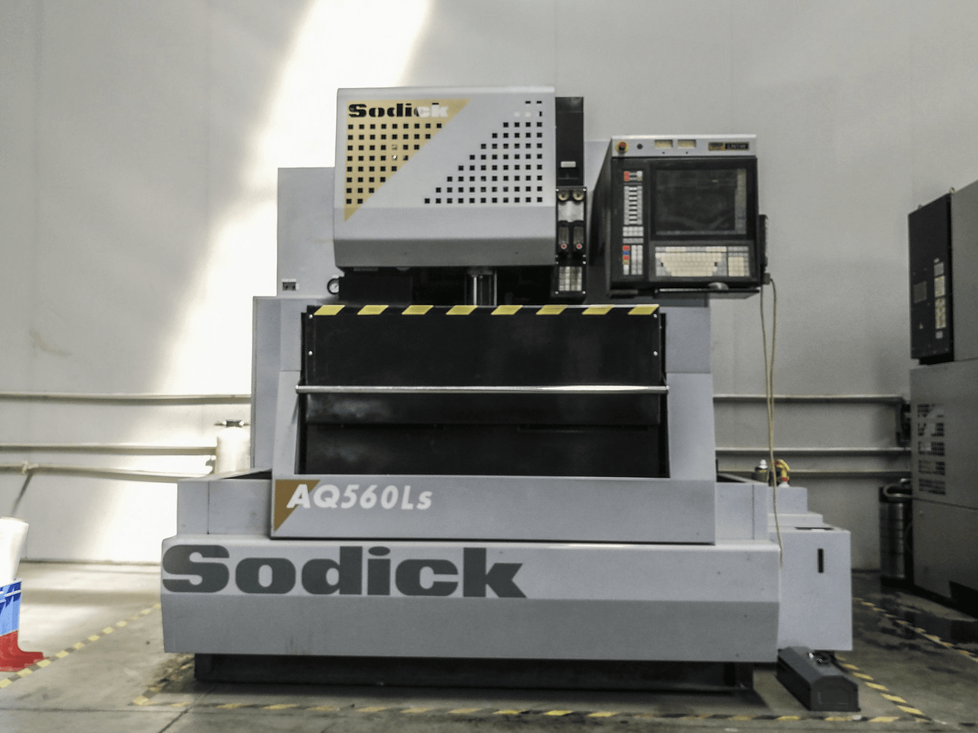 Prikaz stroja Sodick AQ560LS sprijeda