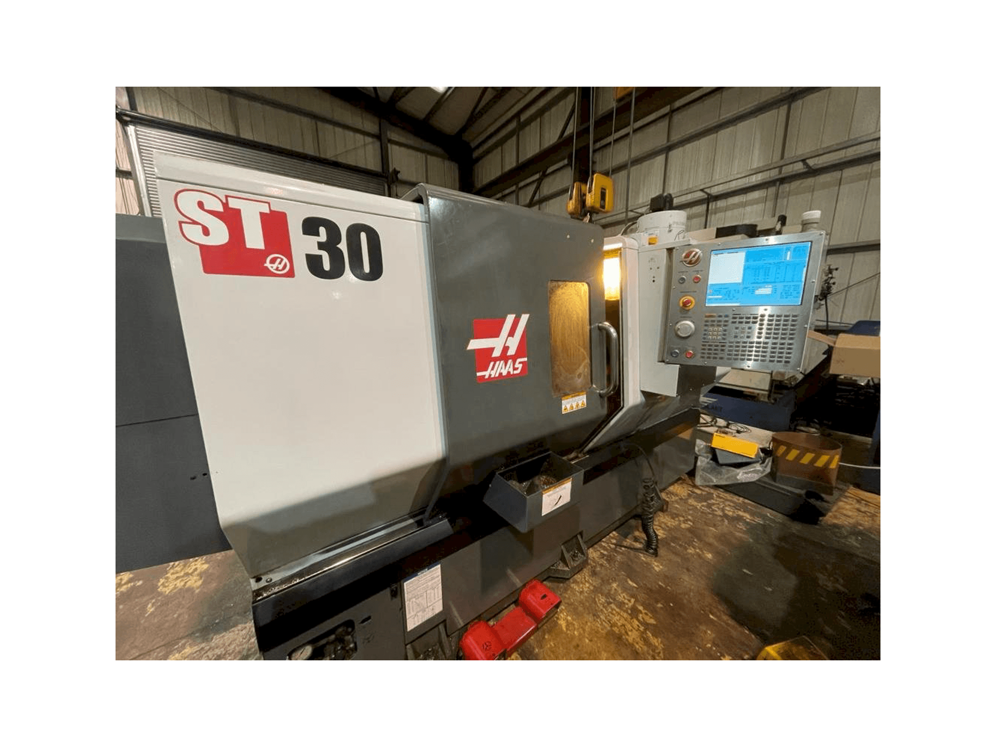 Prikaz stroja HAAS ST-30 sprijeda
