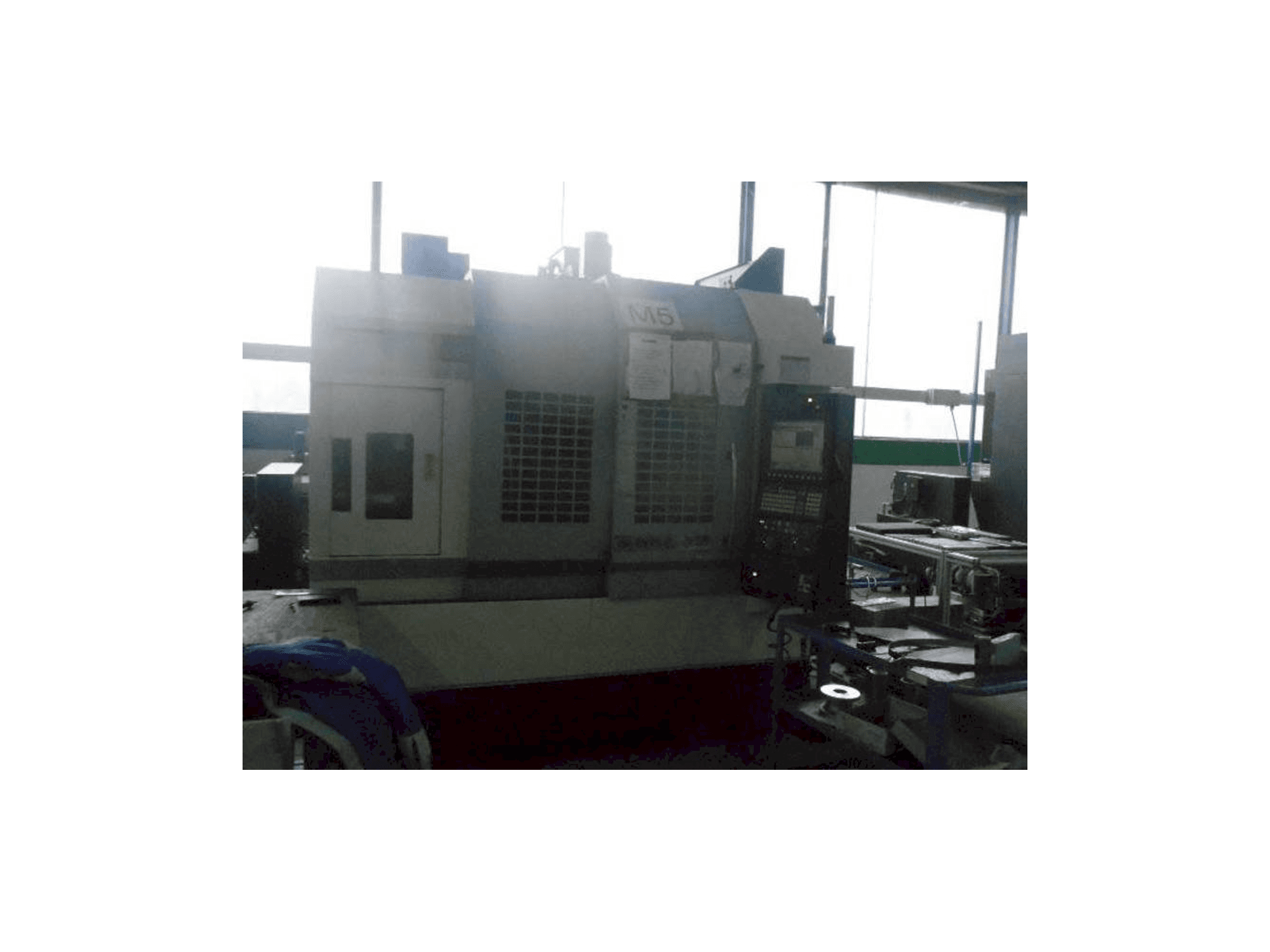 Prikaz stroja Okuma GENOS M560R-V sprijeda