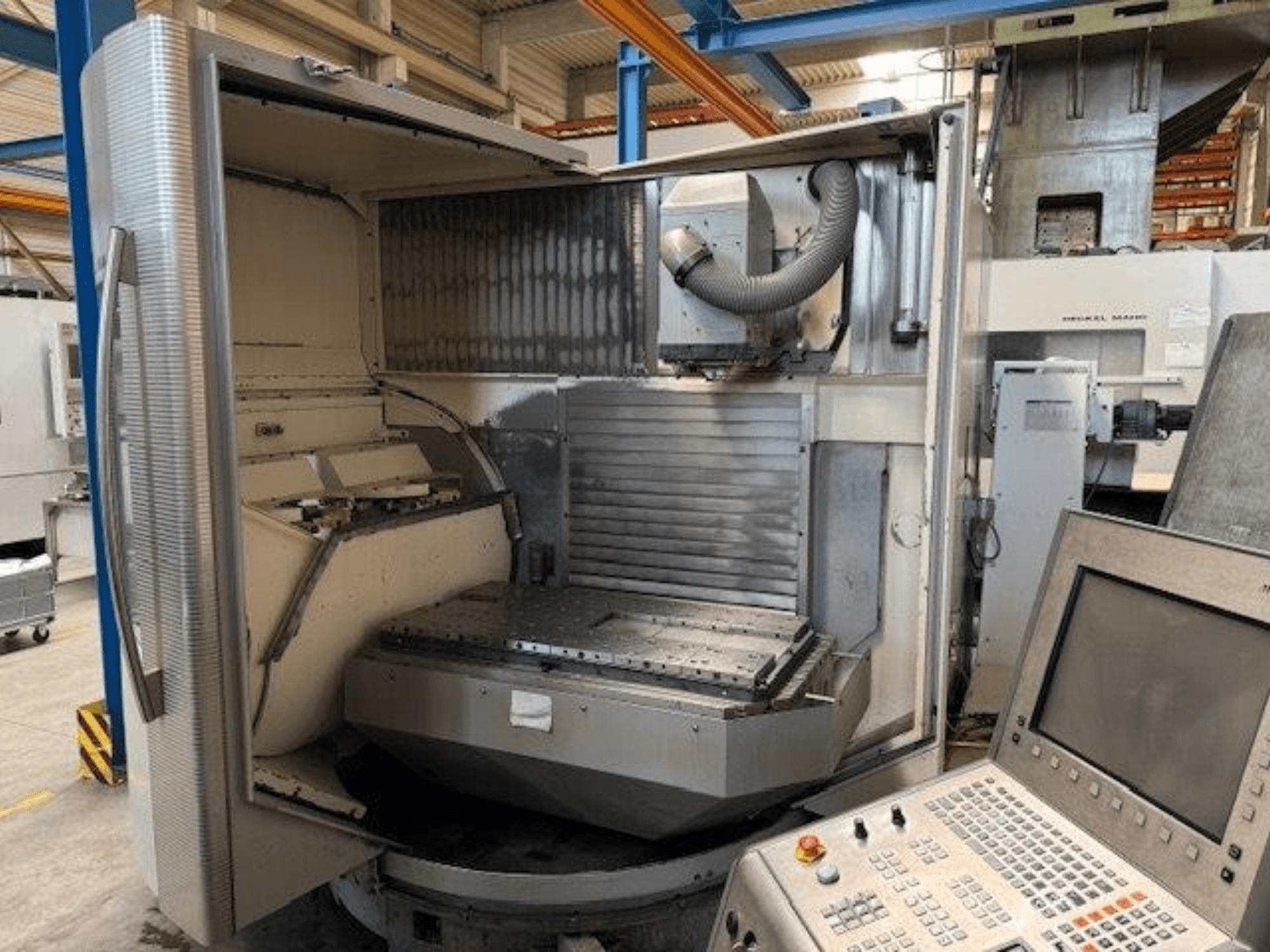 Vertikalni obradni centar DMG MORI DMU 80T, prednji pogled s otvorenim kućištem i upravljačkom pločom.