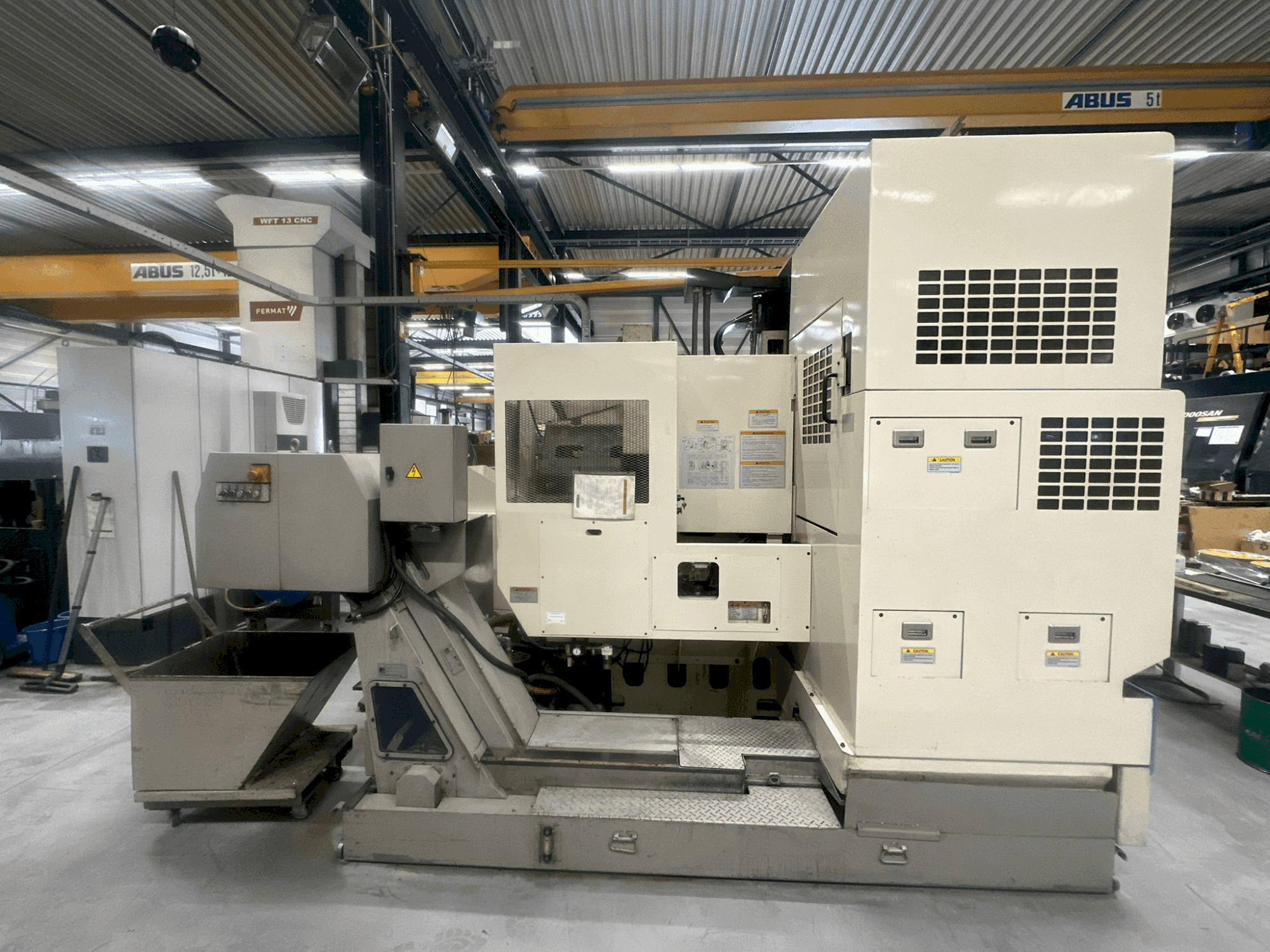 Prikaz stroja Okuma MX-55VB sprijeda
