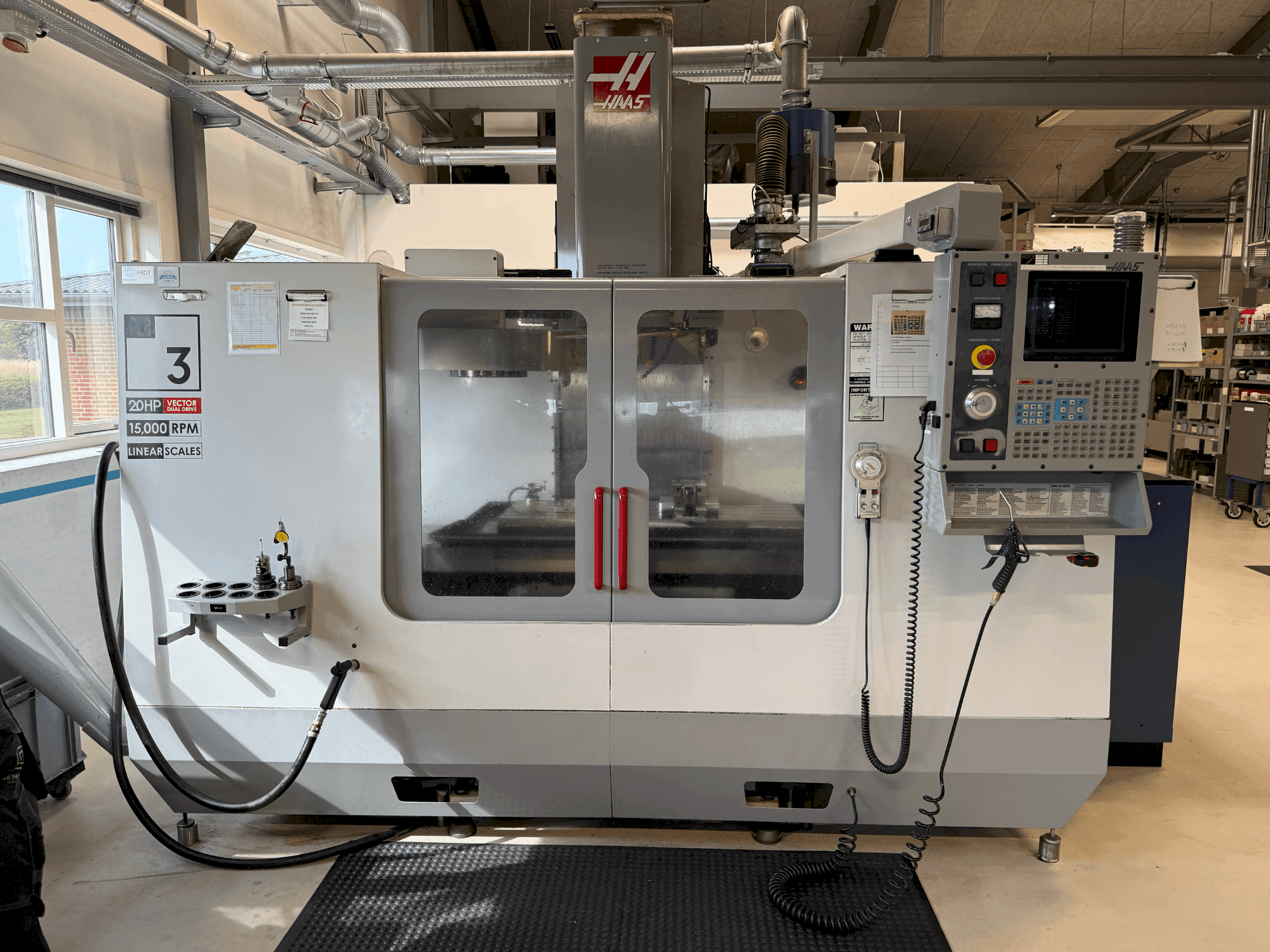 Prikaz stroja HAAS VF-3DHE sprijeda