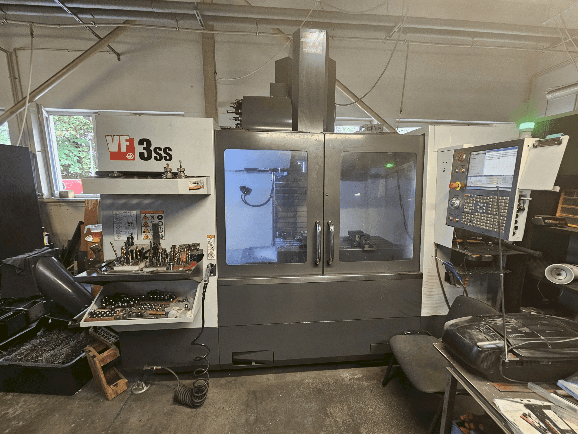 Prikaz stroja HAAS HAAS VF-3SS sprijeda
