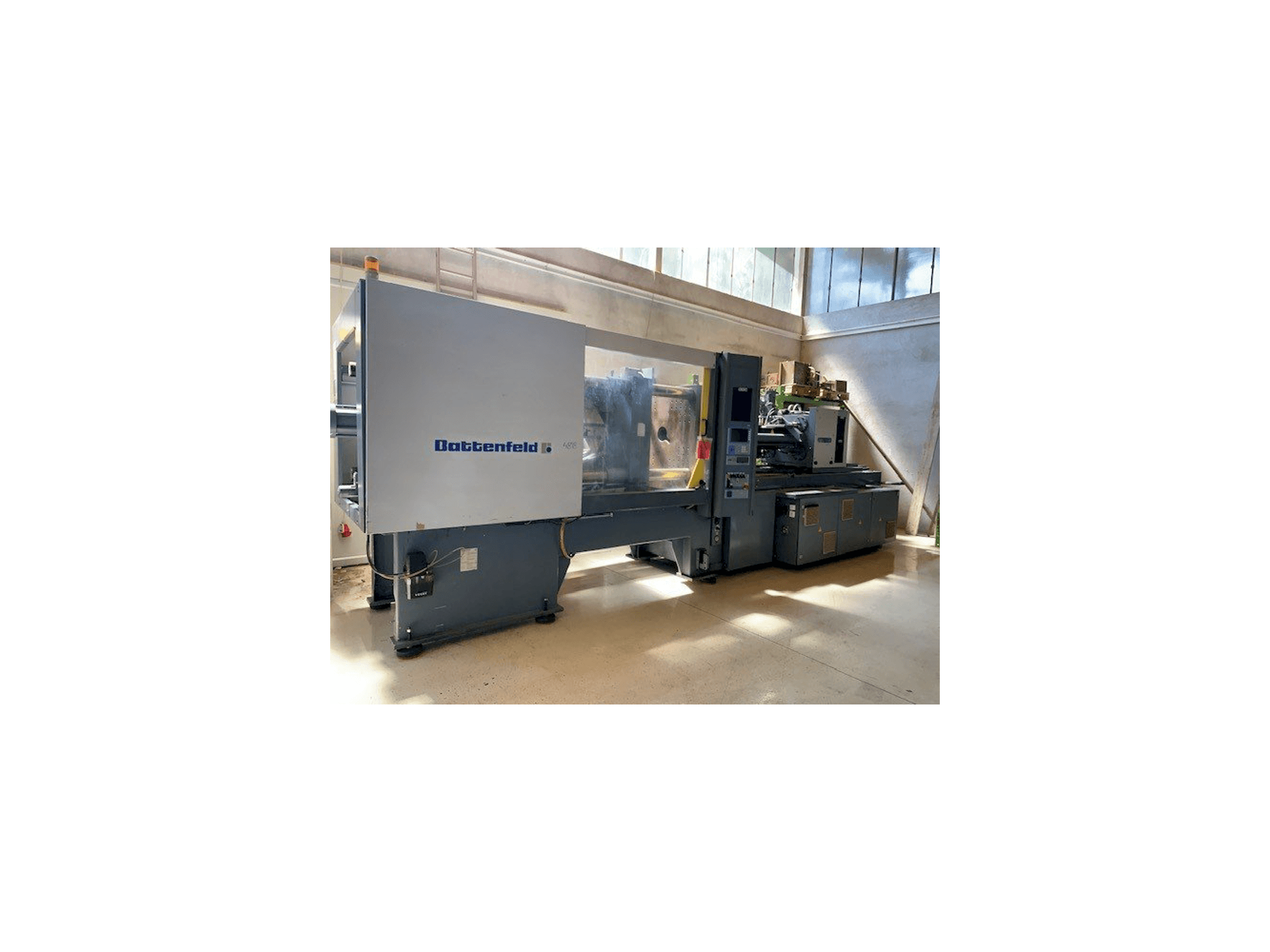 Prikaz lijeve strane stroja Battenfeld BA 3500/1900 BK