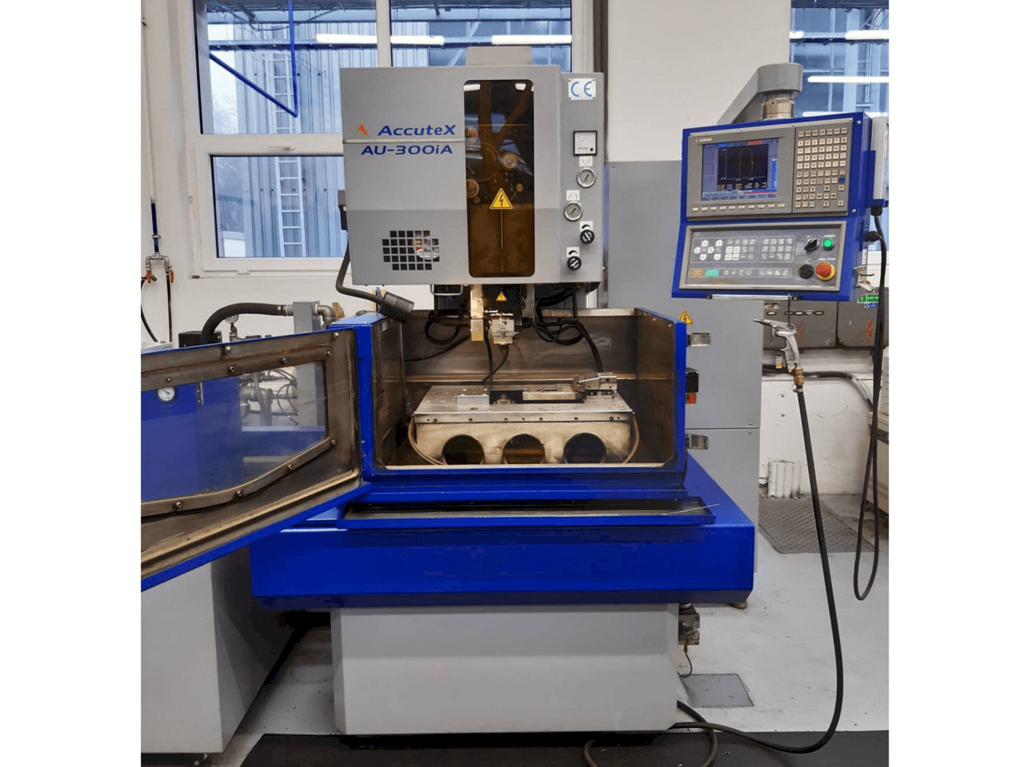 Prikaz stroja AccuteX AU-300iA sprijeda