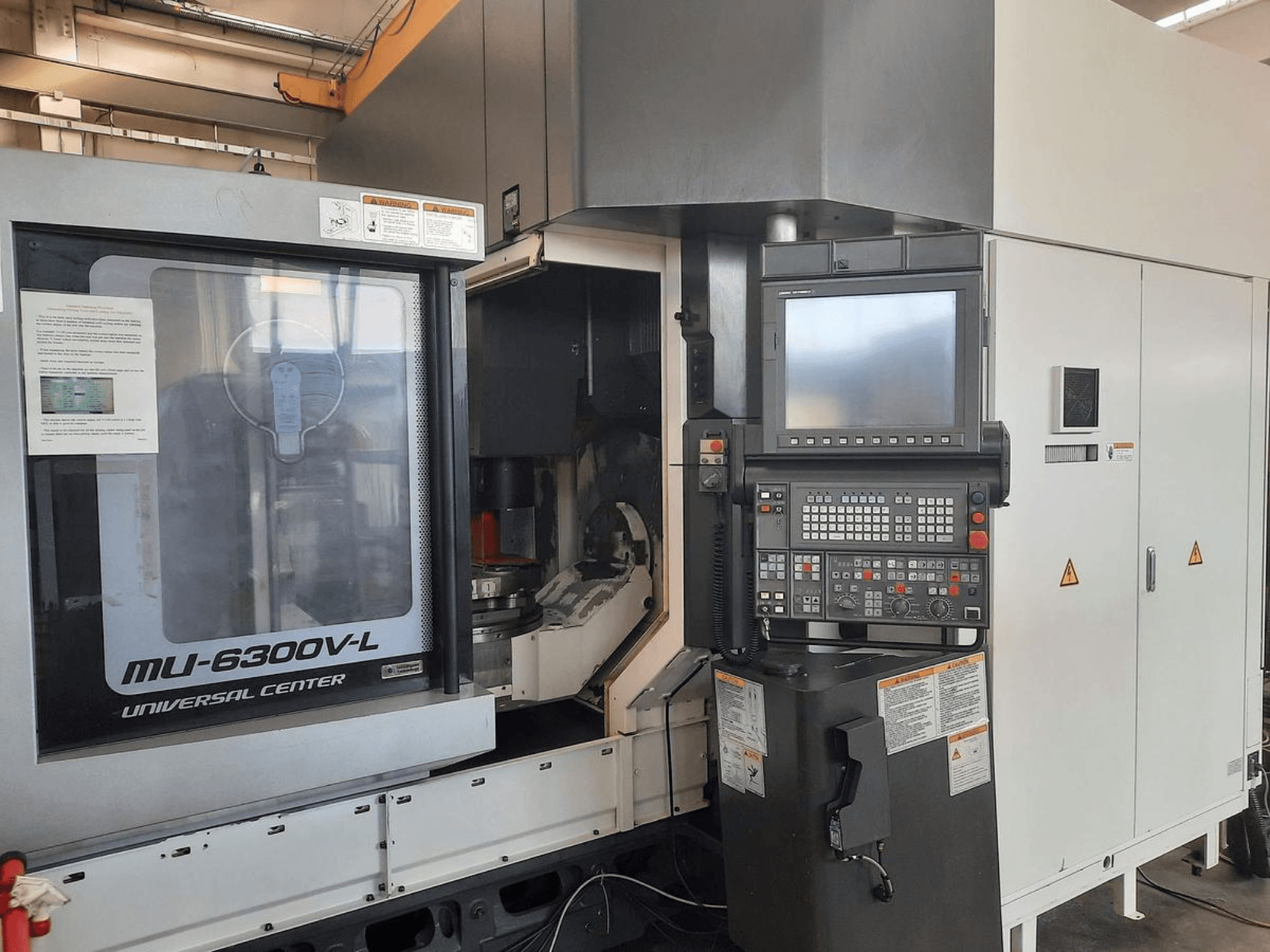 Univerzalni centar MU-6300V-L prikazan sprijeda, s vidljivom upravljačkom pločom, zaslonom i uputama za uporabu.