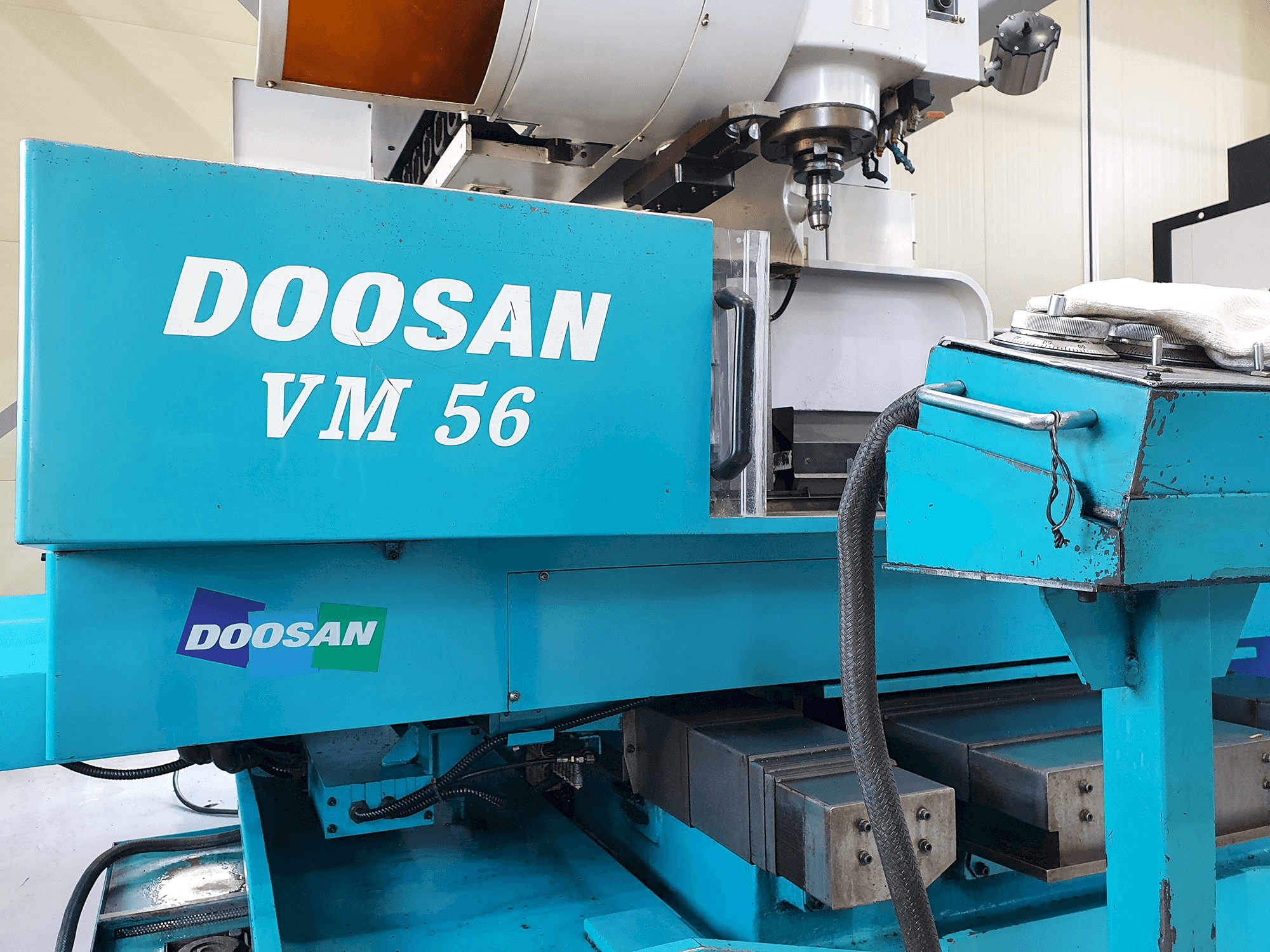 Prikaz stroja Doosan VM56 sprijeda