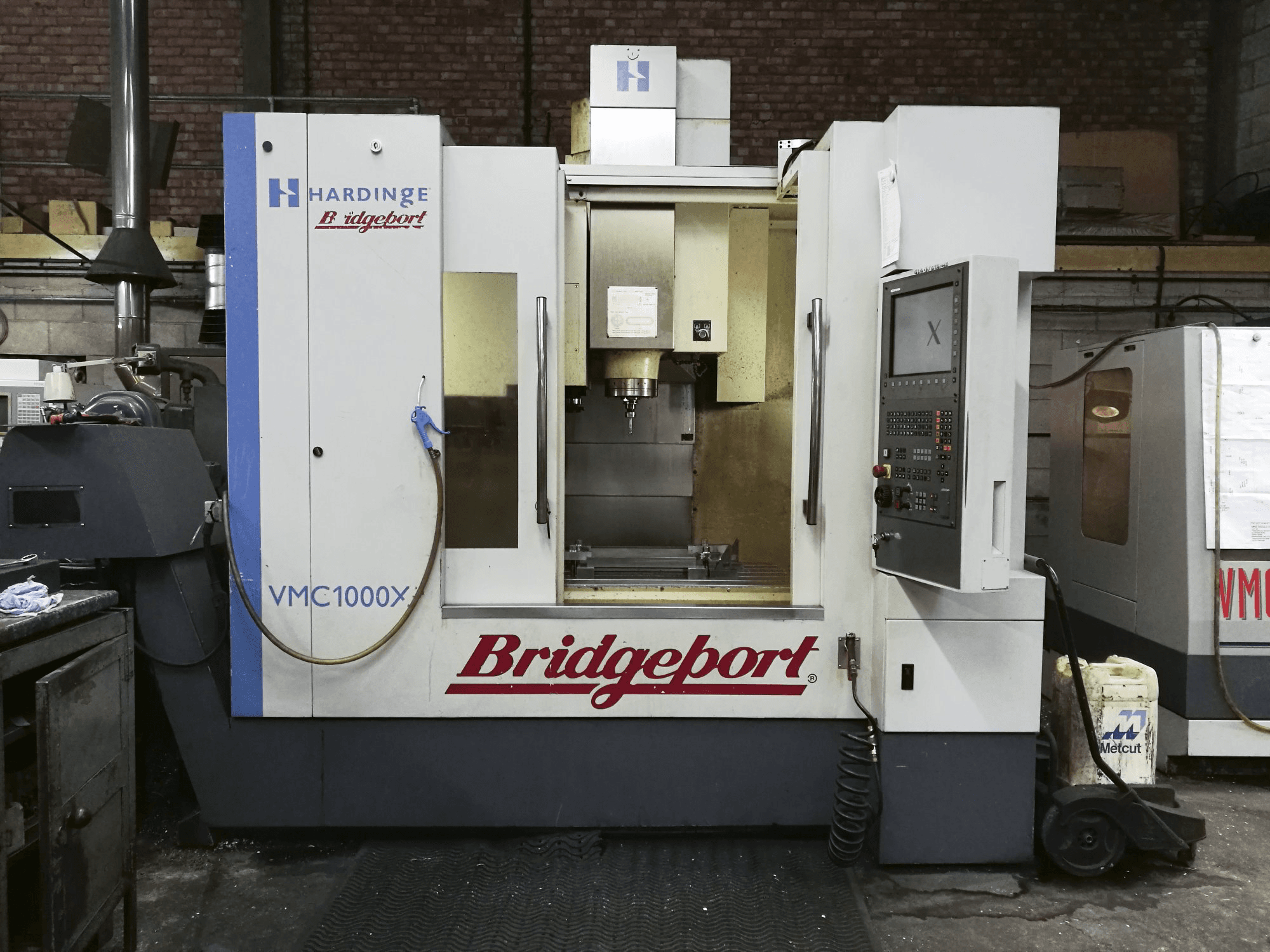 Prikaz stroja Bridgeport VMC XP3-1000 sprijeda