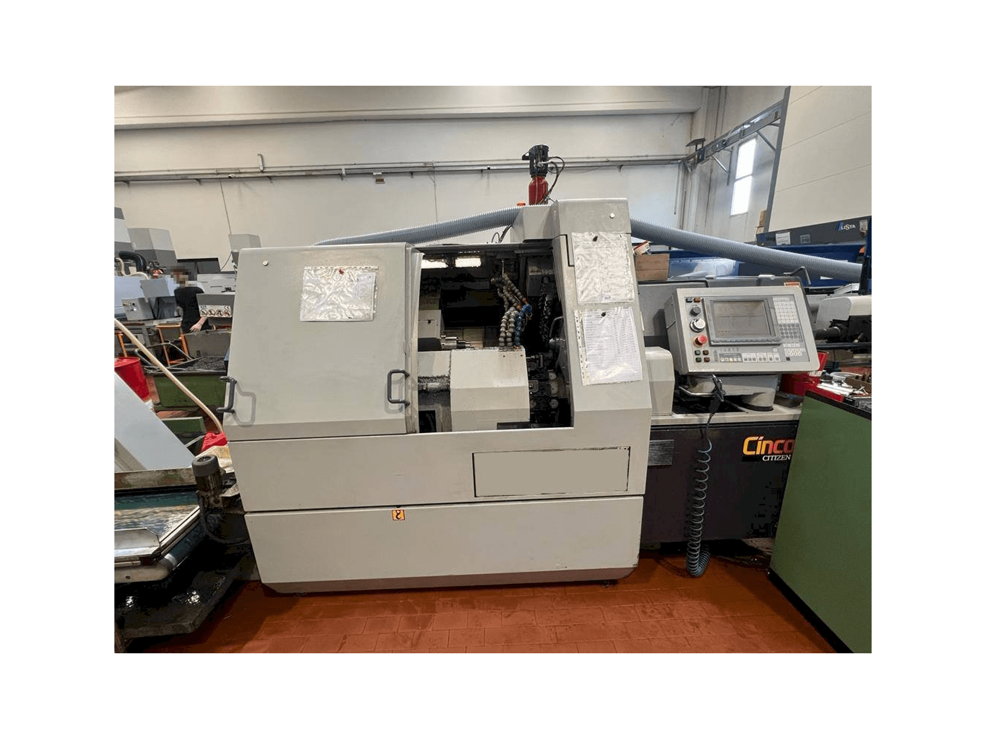 Prikaz stroja Citizen M32 sprijeda