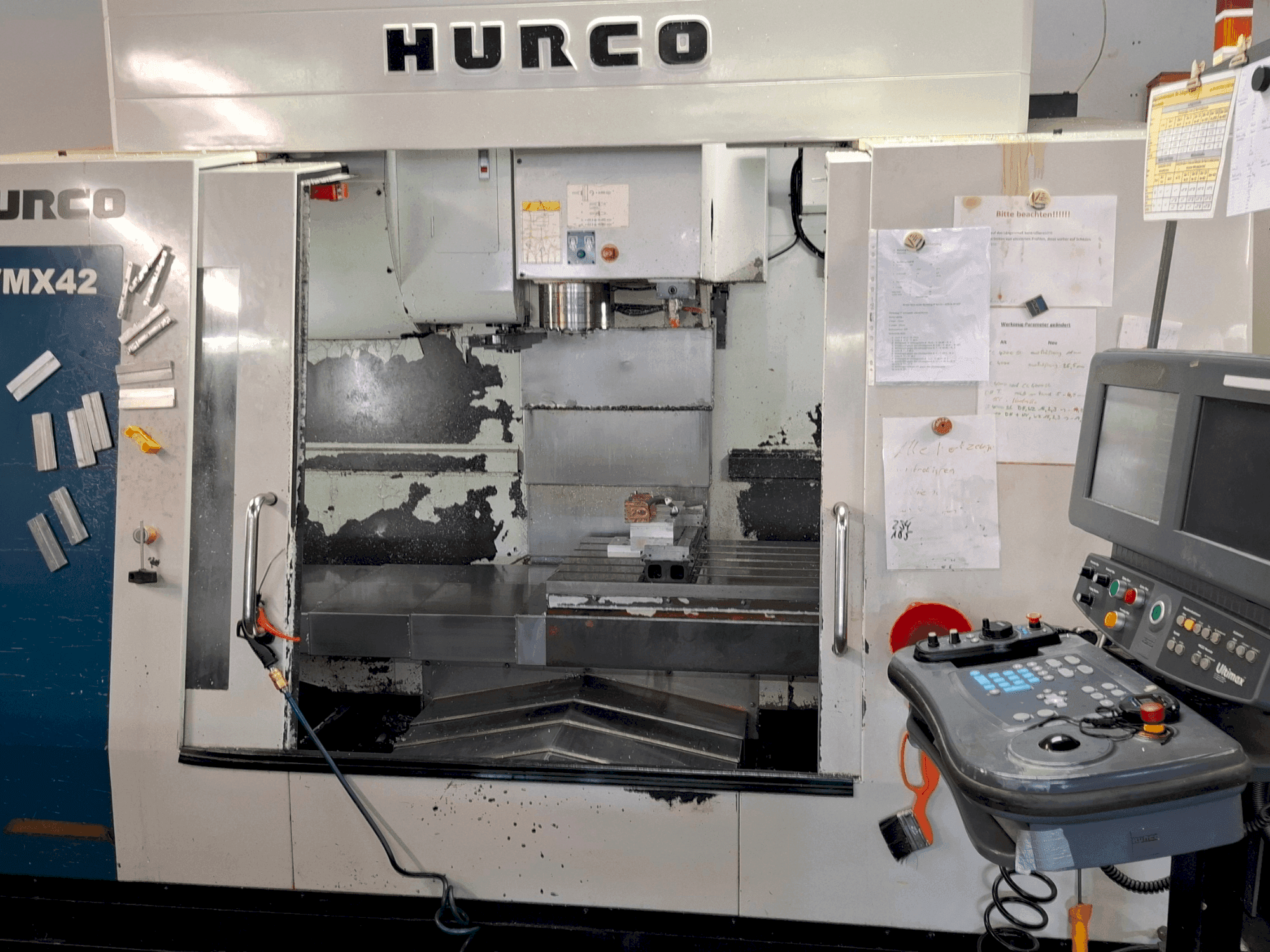 Prikaz stroja Hurco VMX 42 sprijeda