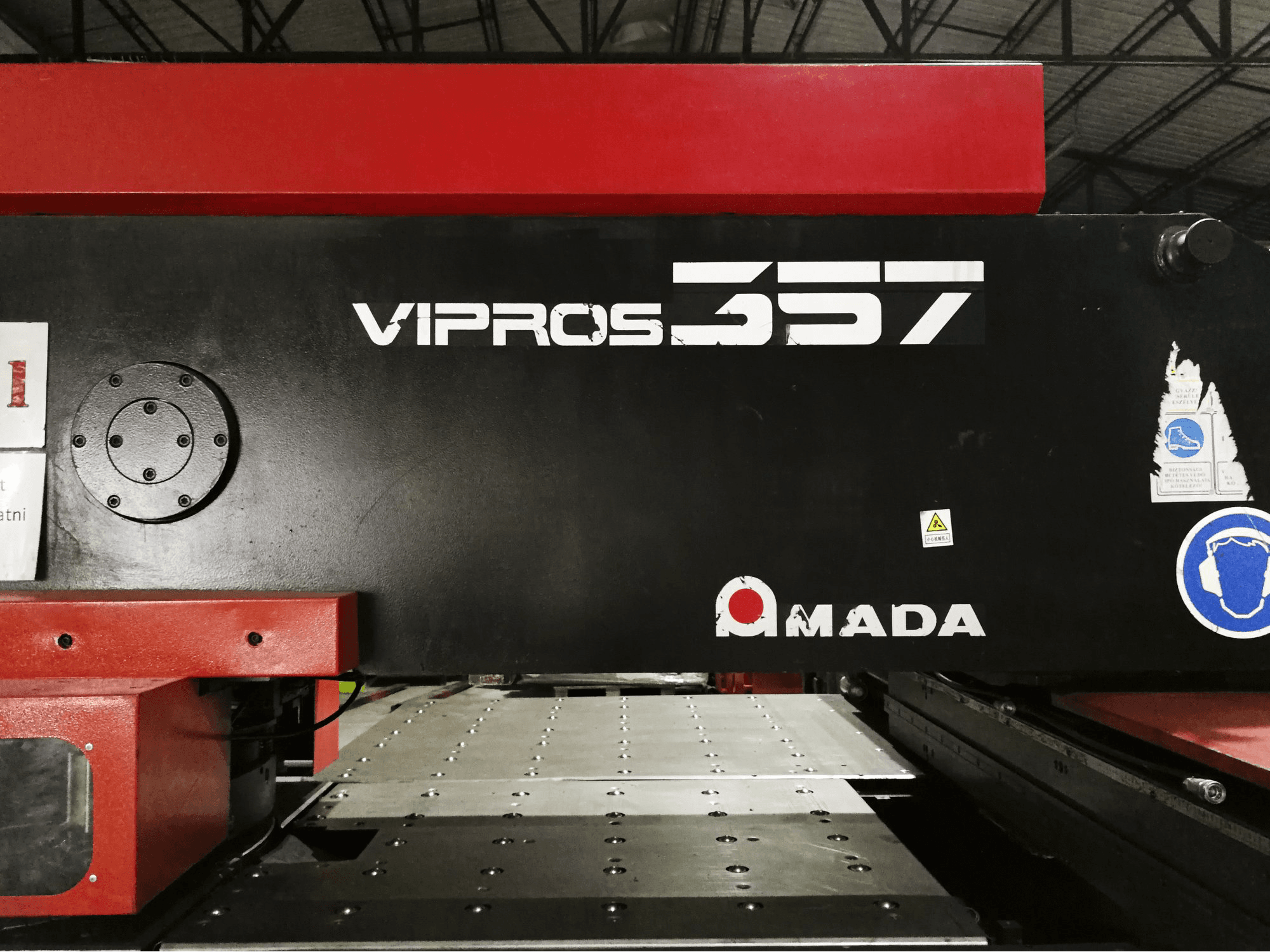 Prikaz stroja AMADA Vipros 357 sprijeda