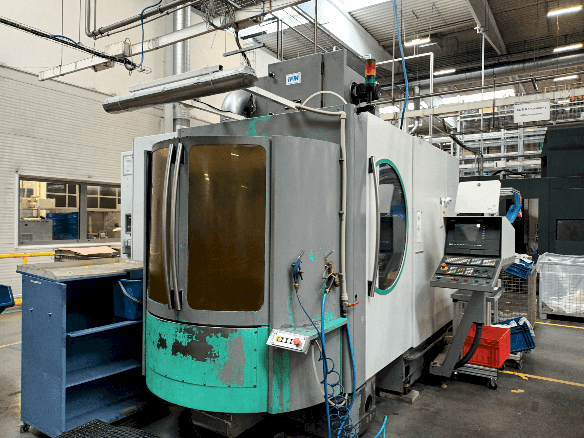 Prikaz stroja DECKEL MAHO DMC 60H sprijeda