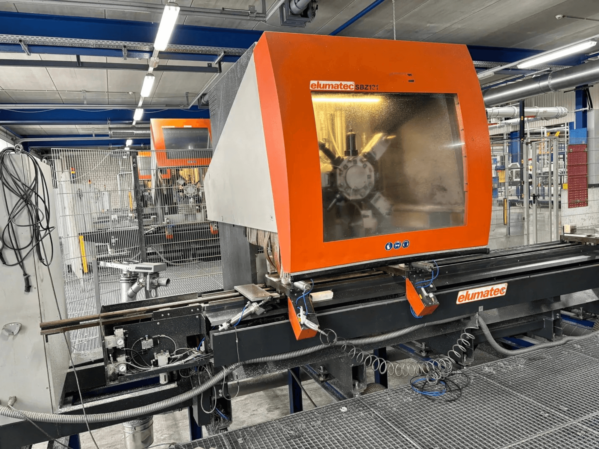 Vertikalni obradni centar Elumatec SBZ 131, prednji pogled, prikaz upravljačke ploče, detalja stroja i okolnog radnog okruženja.