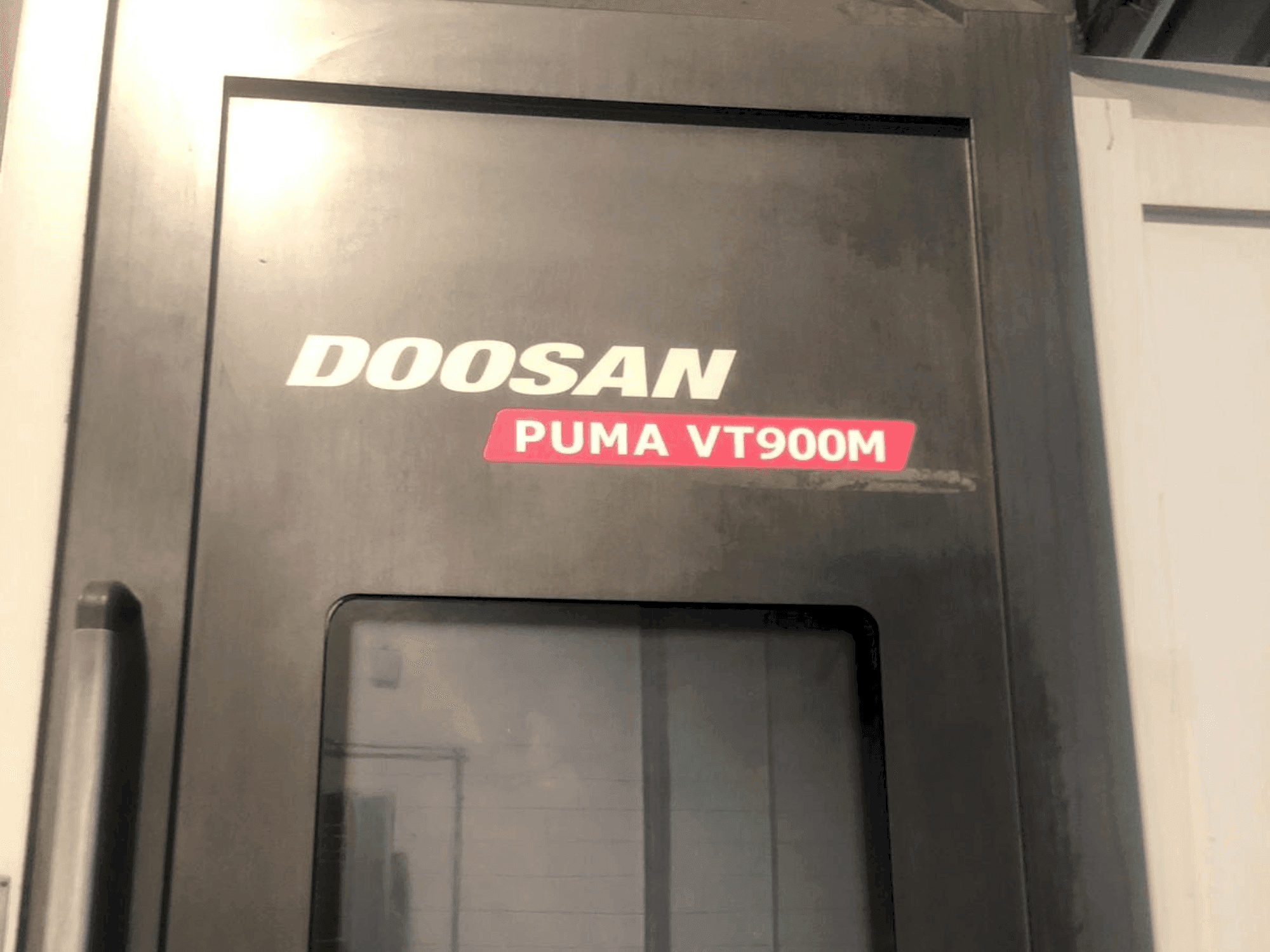 Prikaz stroja DOOSAN Puma VT900M sprijeda