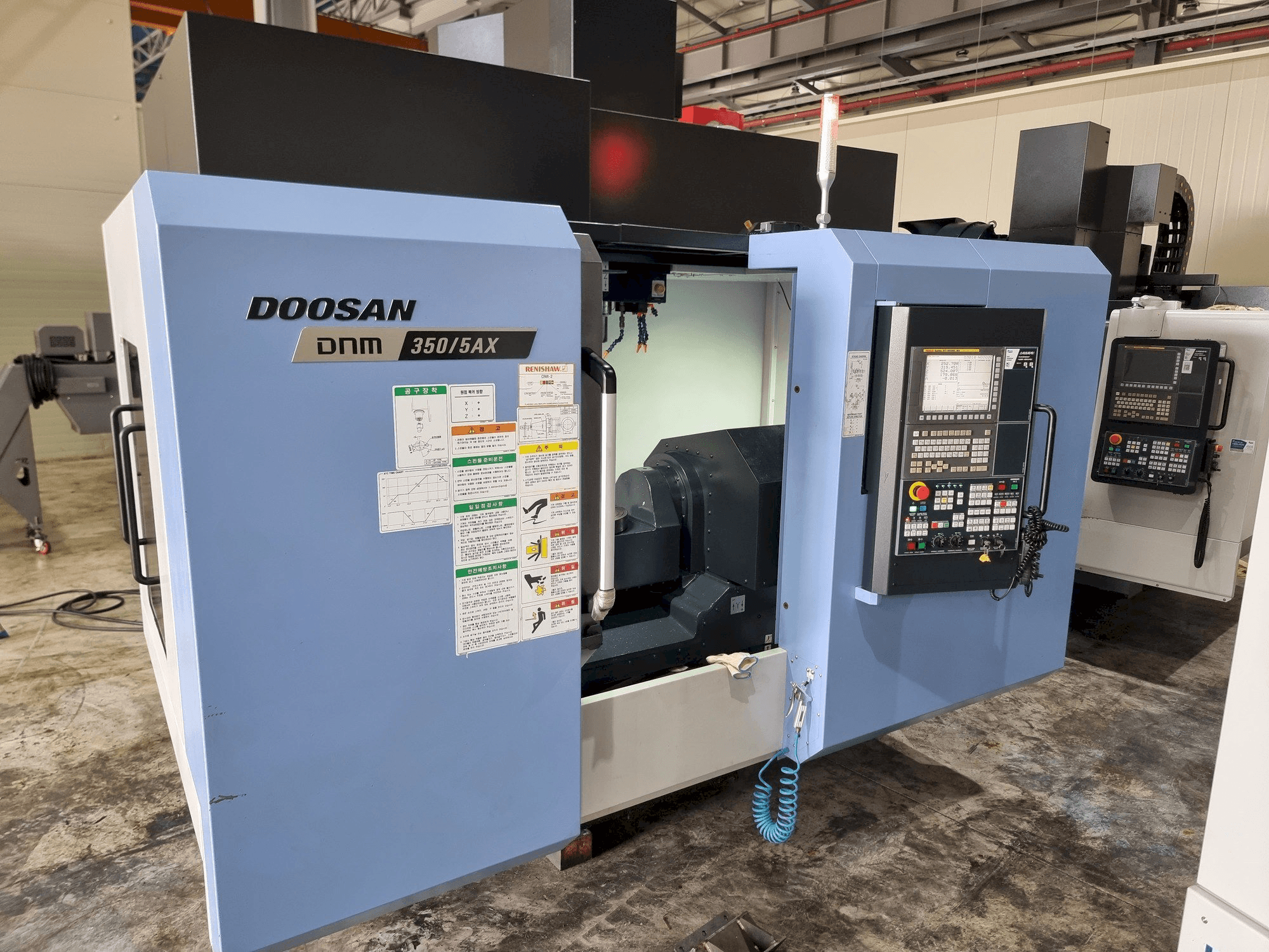 Prikaz stroja Doosan DNM350/5AX sprijeda
