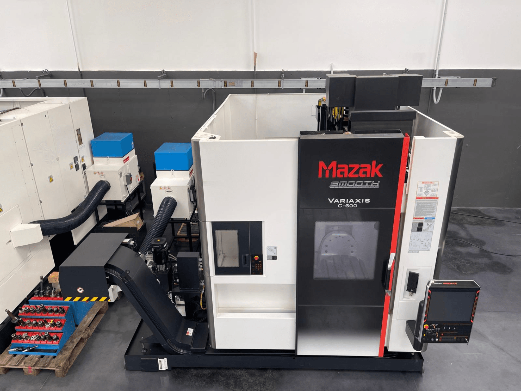 Vertikalni obradni centar Mazak VARIAXIS C 600, prednji pogled s upravljačkom pločom i spremištem alata.