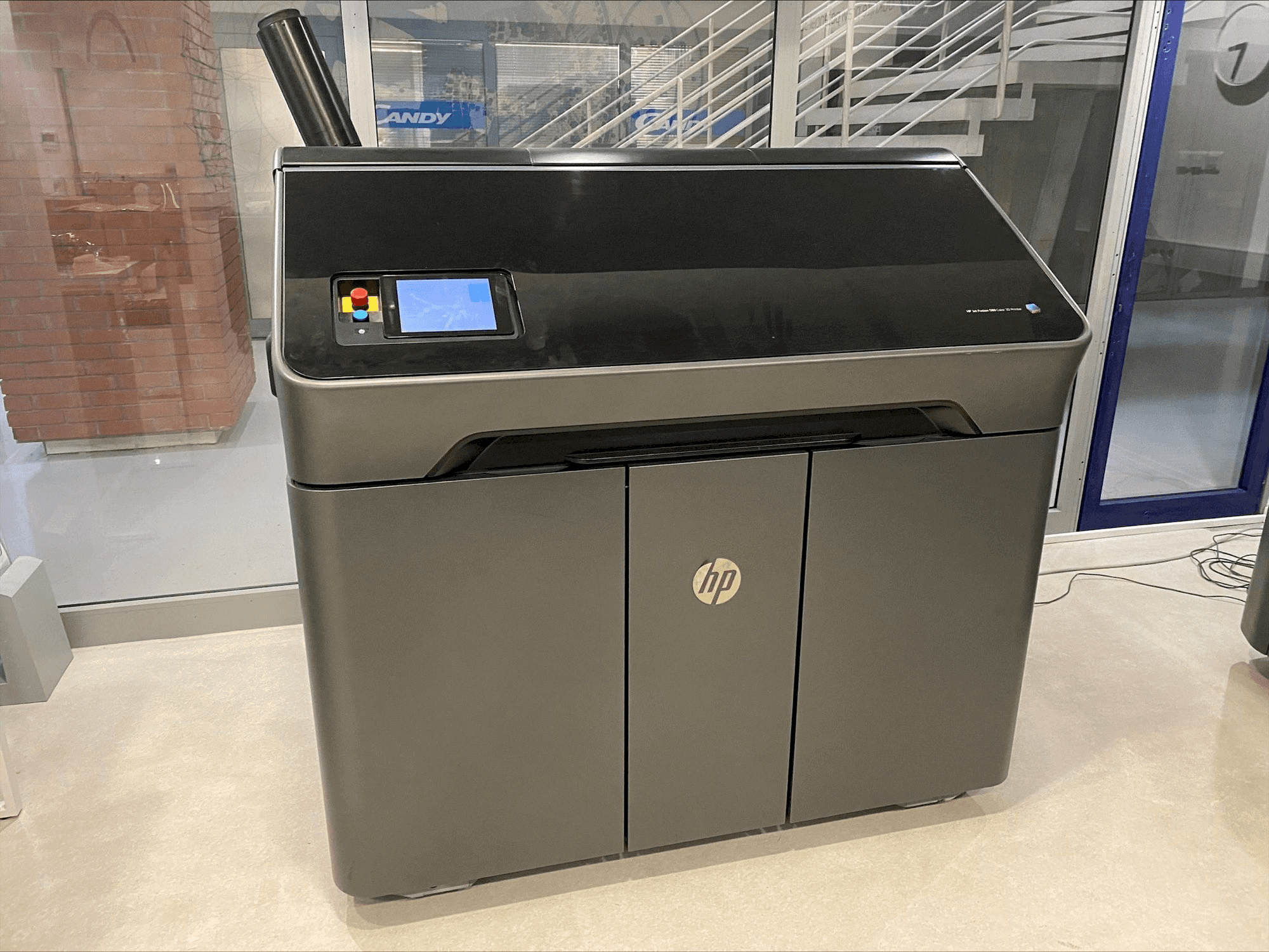 Prikaz stroja HP Jet Fusion 580 Color 3D printer M2K85A sprijeda