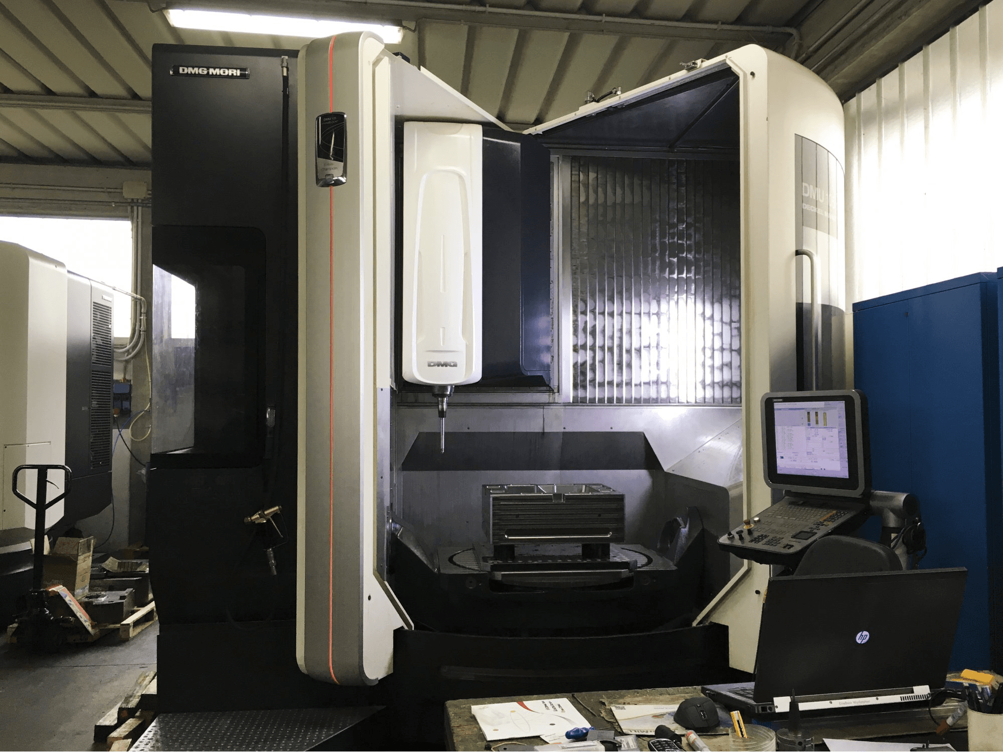 Prikaz 1 stroja DMG MORI DMU 105 monoBLOCK sprijeda