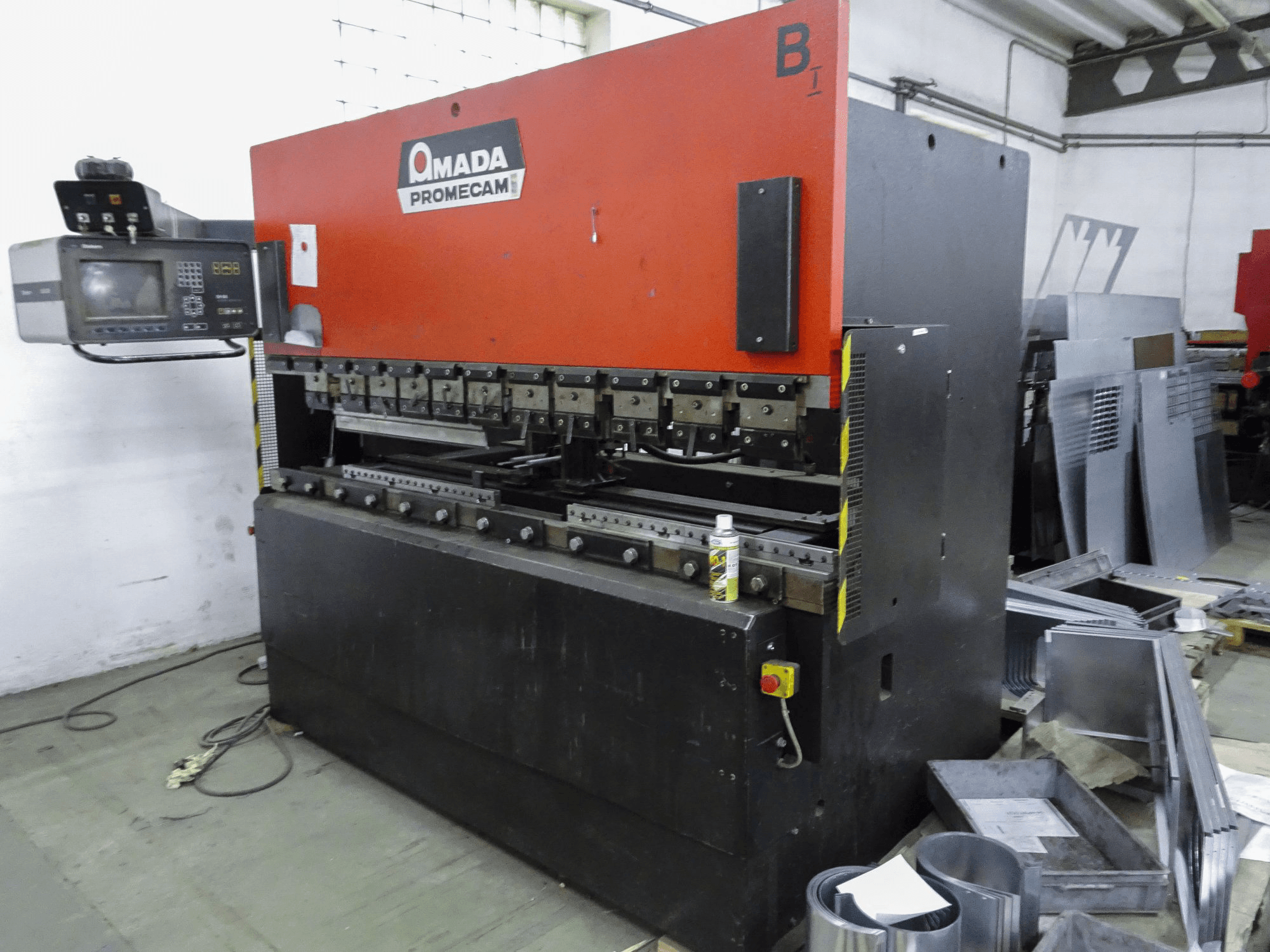 Prikaz stroja AMADA ITPS 80-25 zdesna