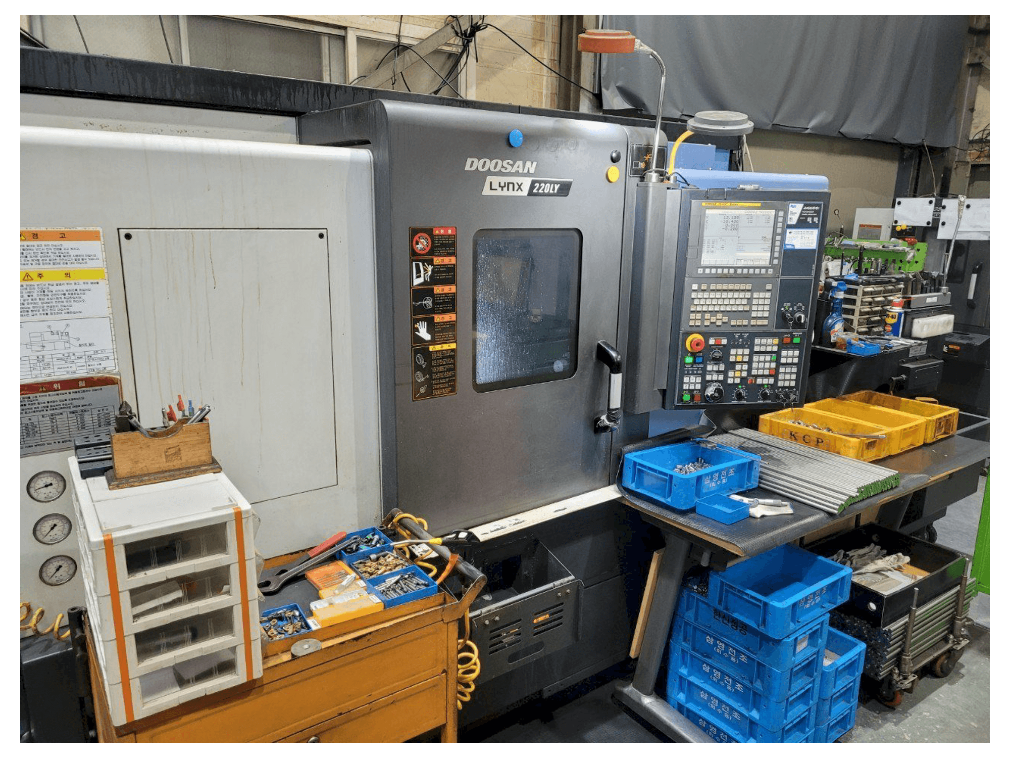 Prikaz stroja Doosan LYNX220LYA sprijeda