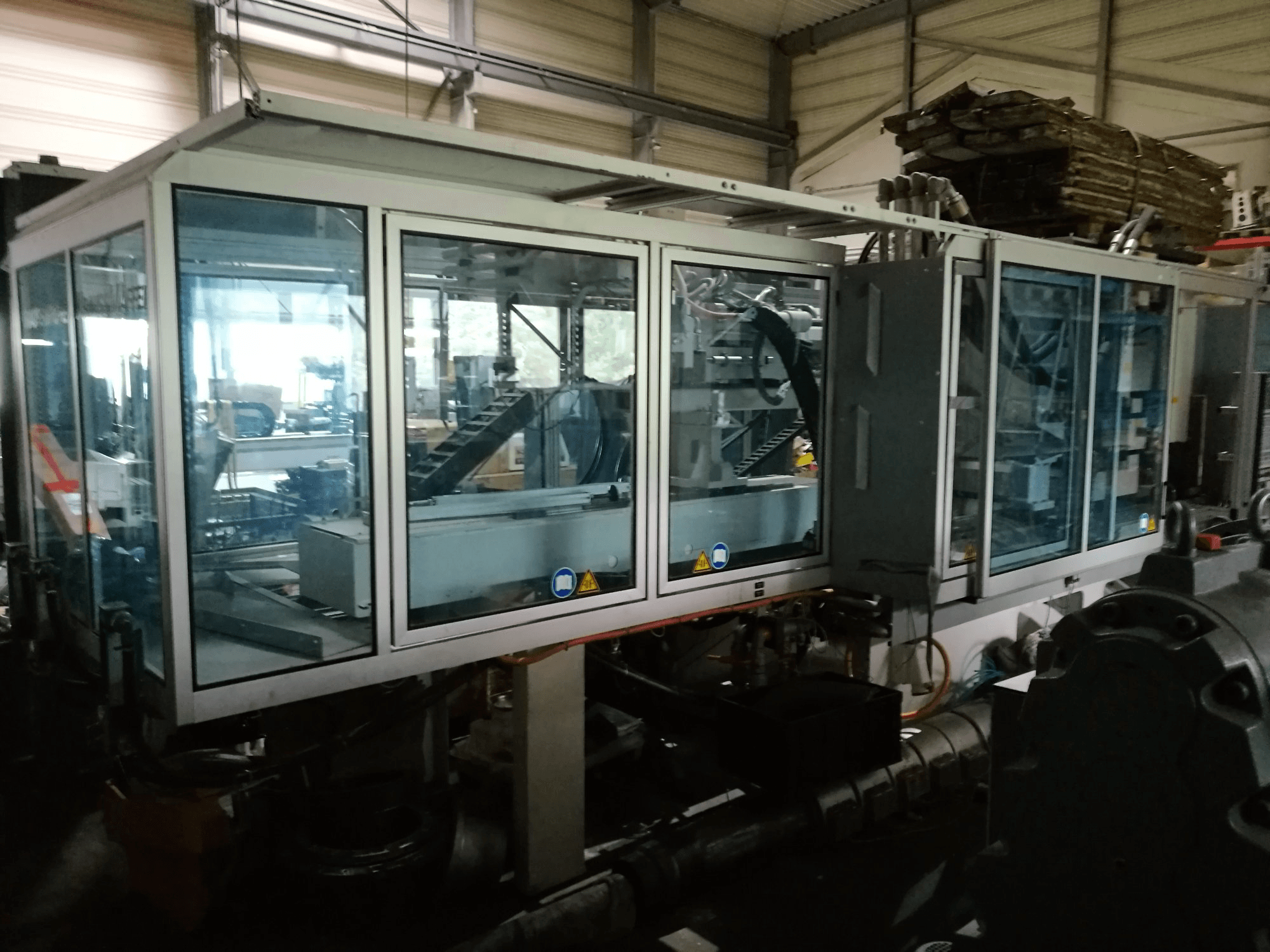 Prikaz stroja Krauss Maffei 280-700-700 C3 Twin sprijeda