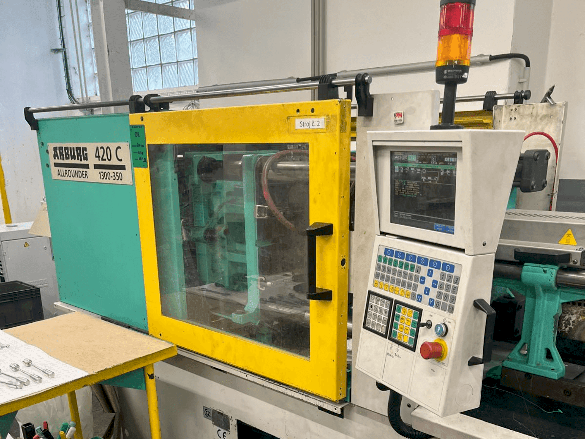 Prikaz stroja Arburg Allrounder 420 C 1300-350 sprijeda