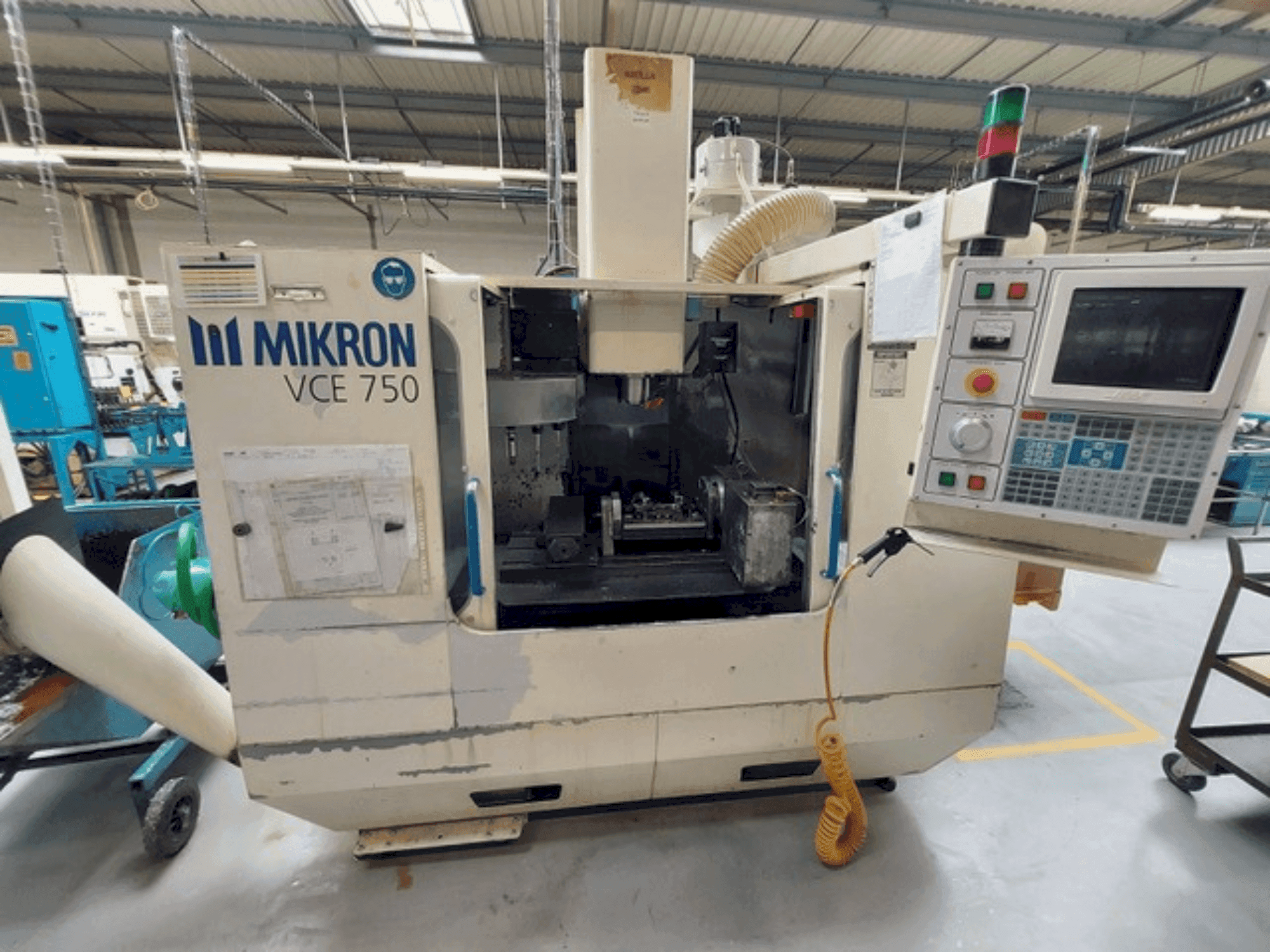 Prikaz stroja HAAS MIKRON VCE 750 sprijeda