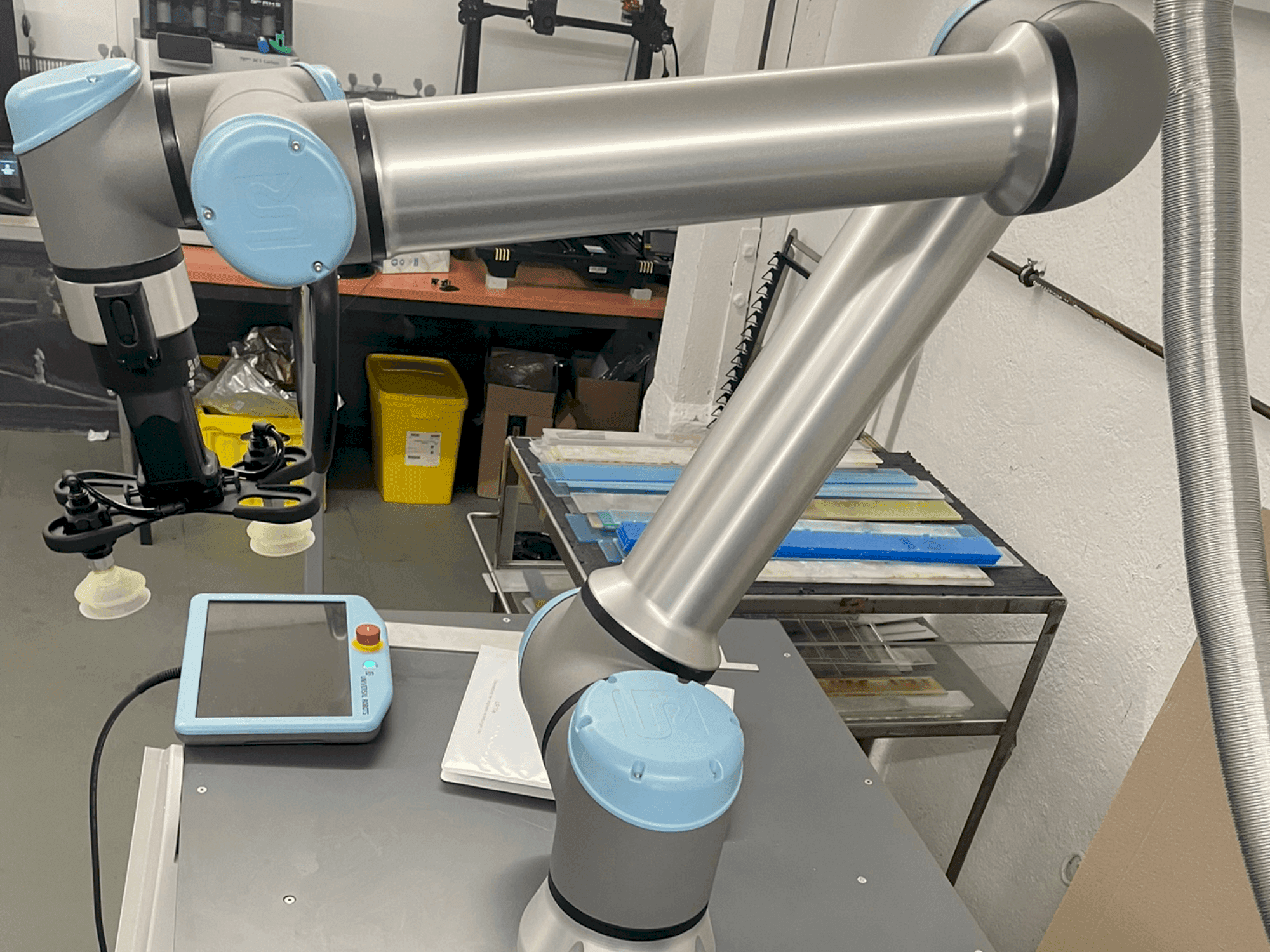 Prikaz stroja Universal Robots UR10 sprijeda