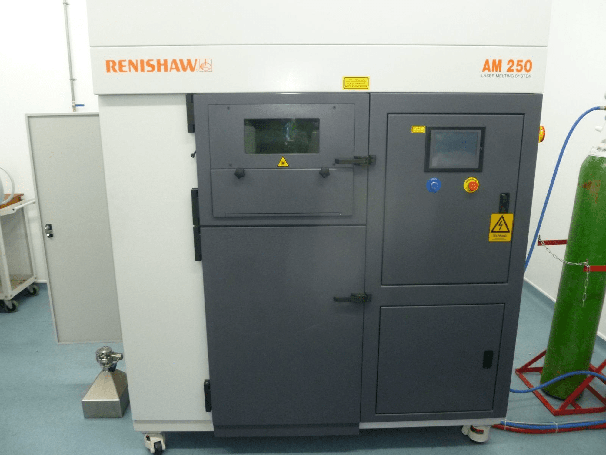 Prikaz stroja RENISHAW AM 250 sprijeda