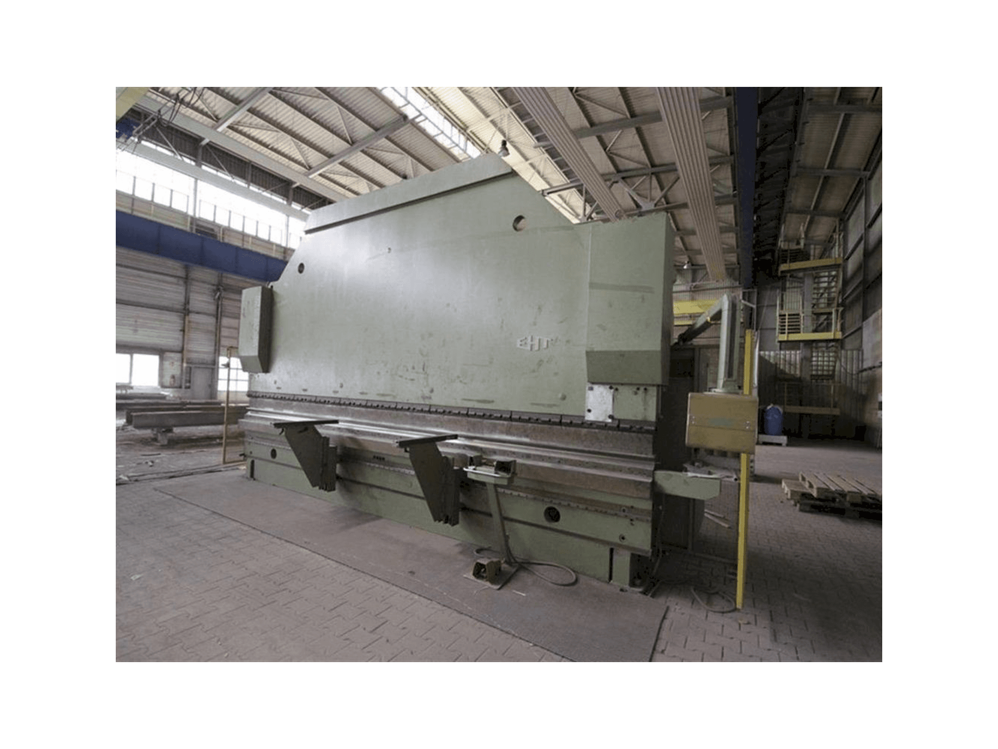 Prikaz desne strane stroja EHT Variopress 250 60