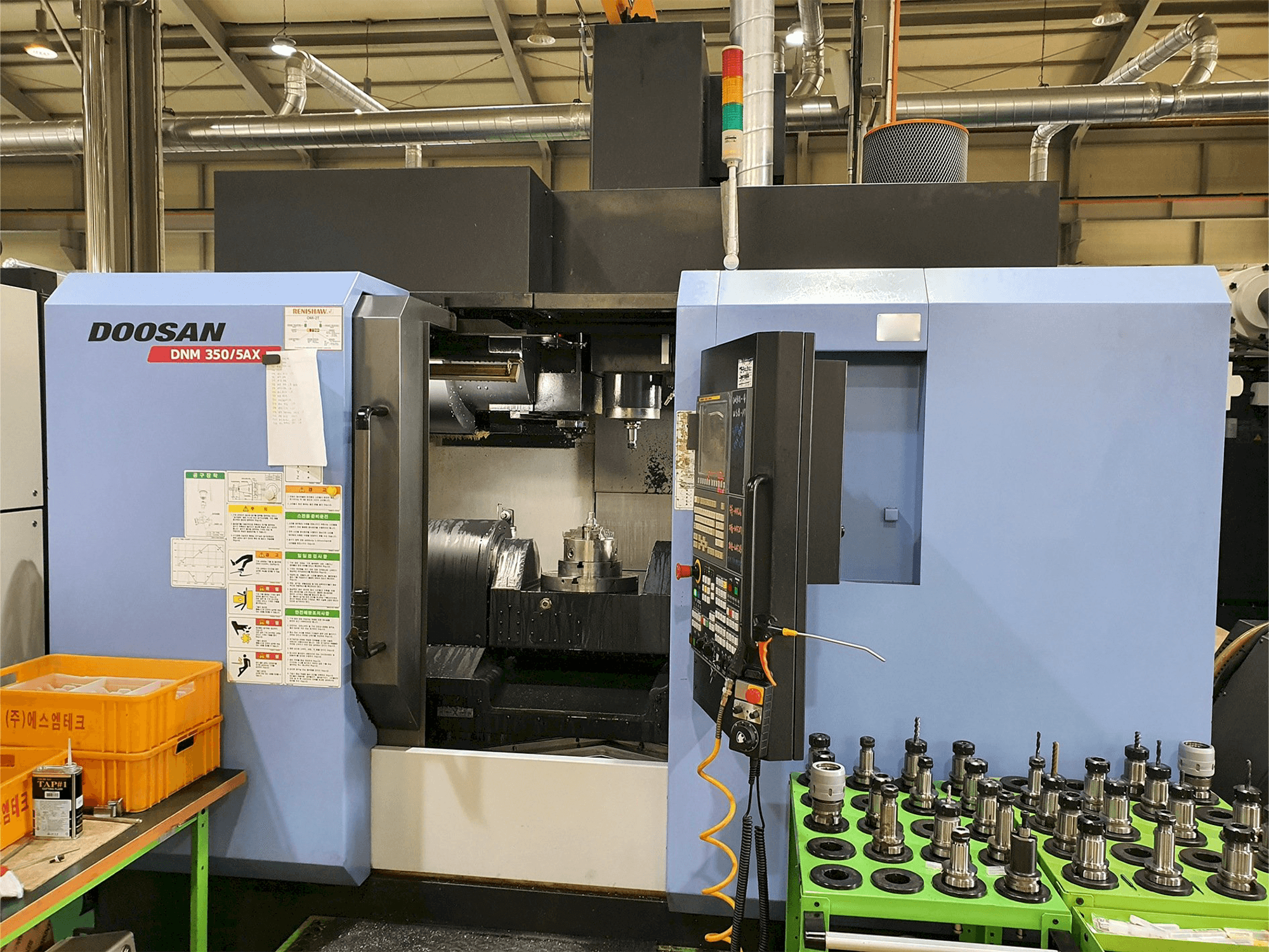 Prikaz stroja Doosan DNM350/5AX sprijeda
