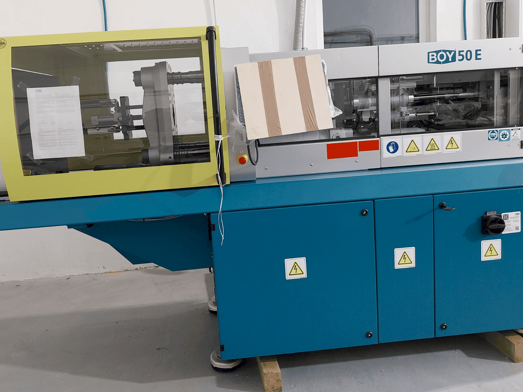 Prikaz stroja BOY 50 E sprijeda