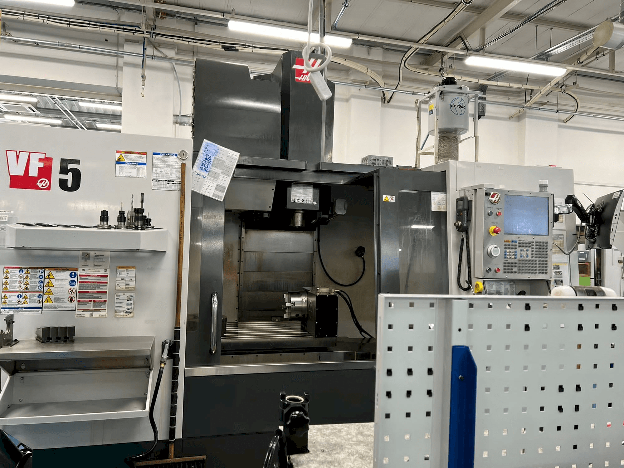 Prikaz stroja HAAS VF-5/40 sprijeda