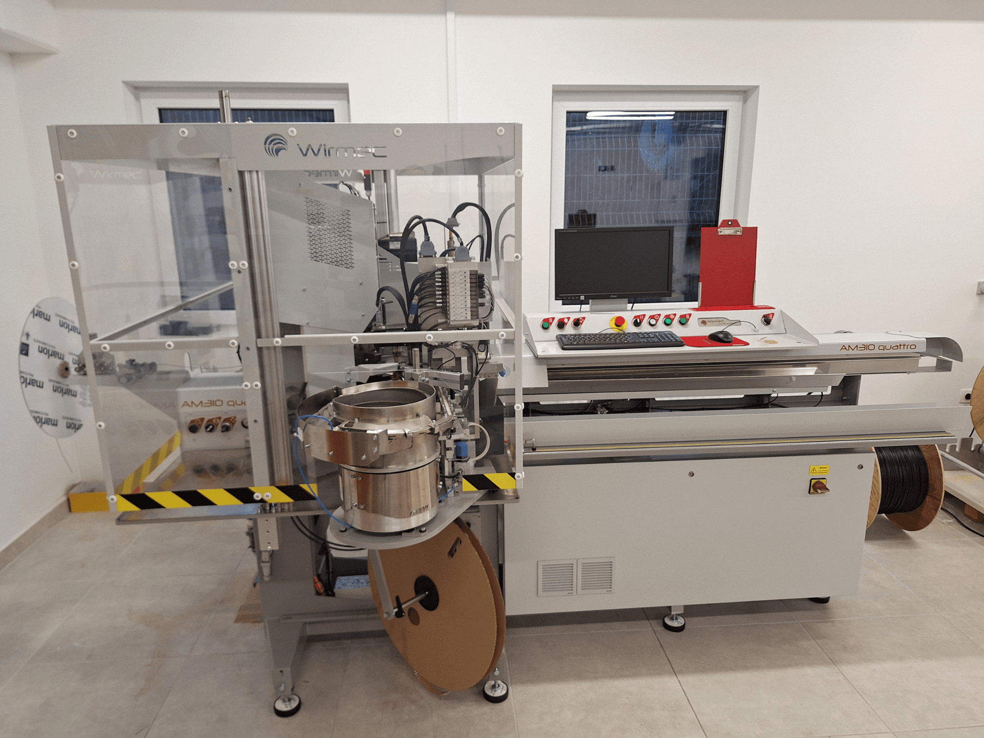Alatni stroj WIRMEC AM310-117, pogled sprijeda, s upravljačkom pločom, računalom i komponentama od nehrđajućeg čelika, postavljen u radnom prostoru.