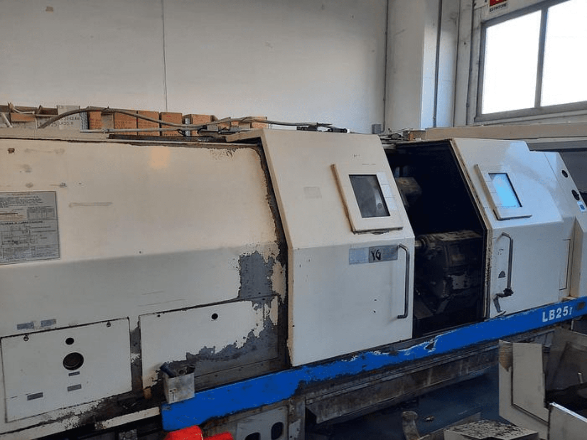 Rabljeni tokarski stroj LB251, bočni pogled koji prikazuje istrošenu vanjštinu, otvorena ploča otkriva unutarnji mehanizam i operativne kontrole.