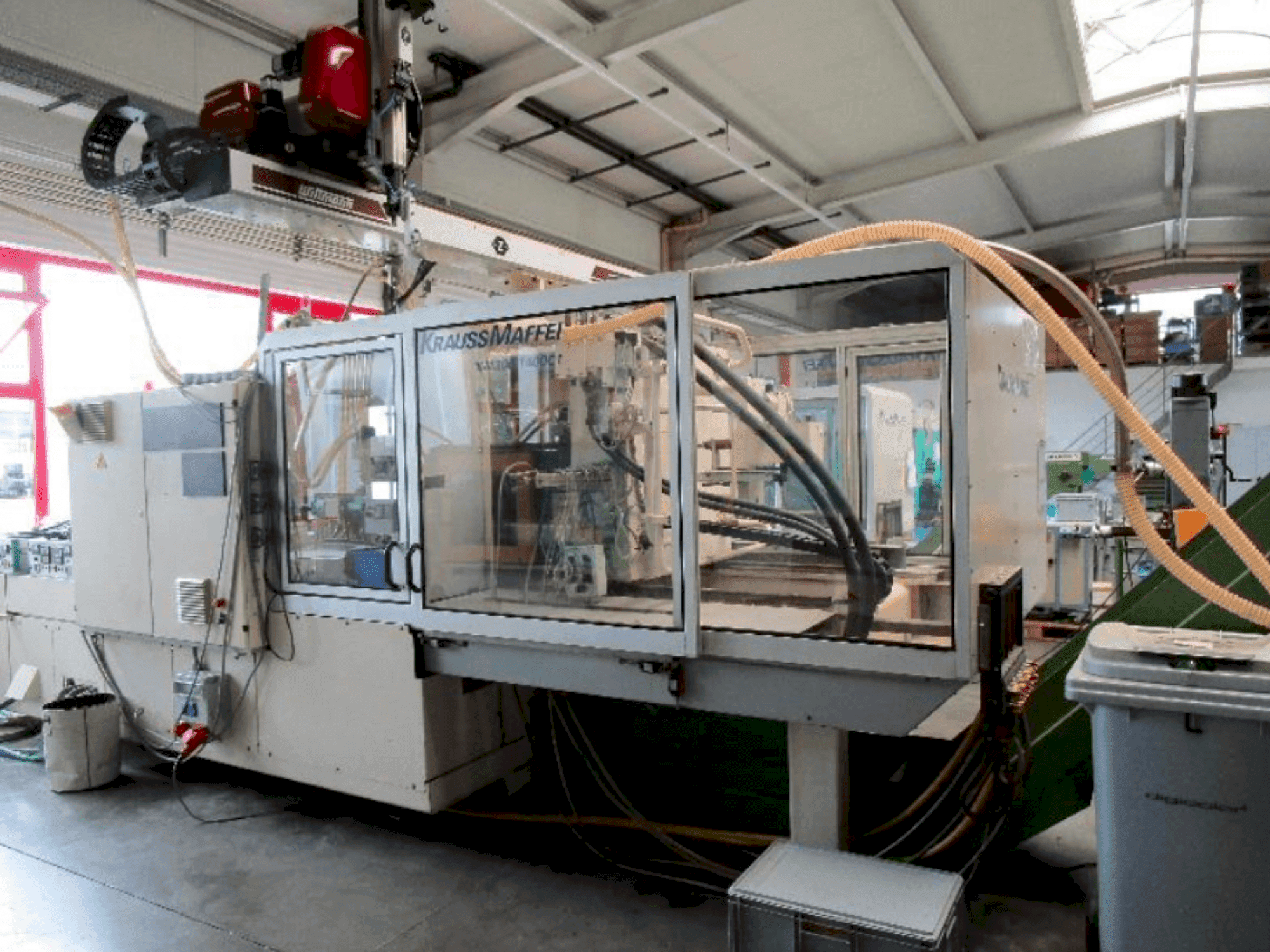 Prikaz stroja Krauss Maffei 300-1400 C1 sprijeda