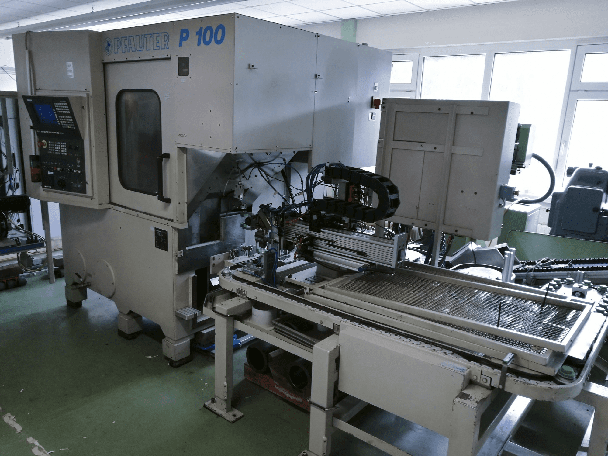 Prikaz stroja GLEASON-PFAUTER P100 sprijeda