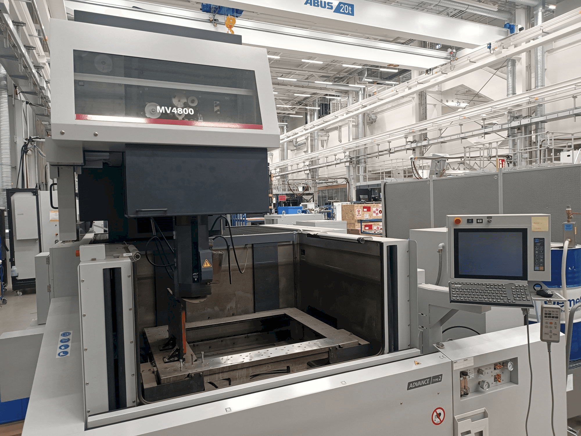 Prikaz stroja Mitsubishi MV4800 sprijeda