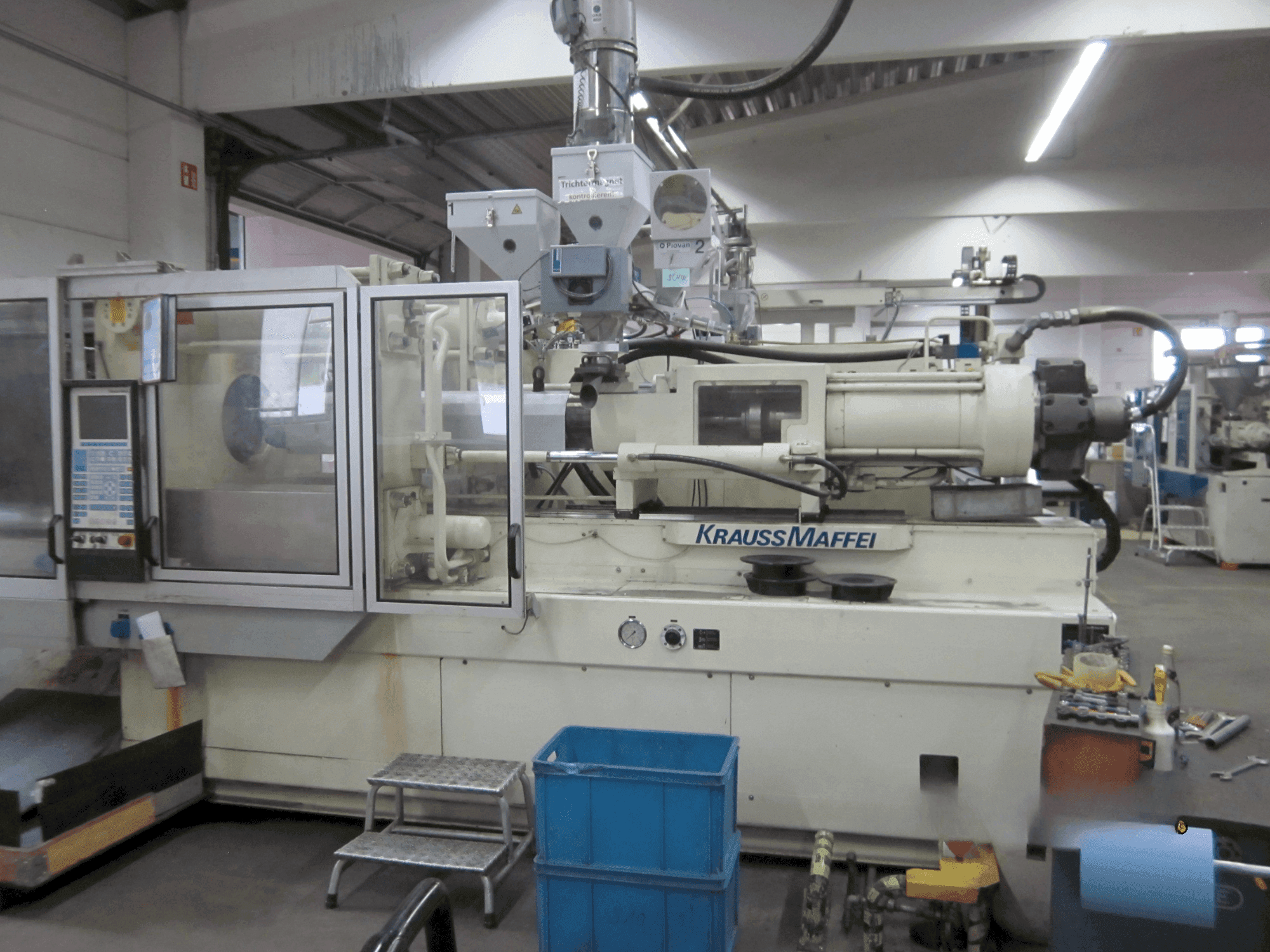 Prikaz stroja Krauss Maffei 350-1900 C1 sprijeda