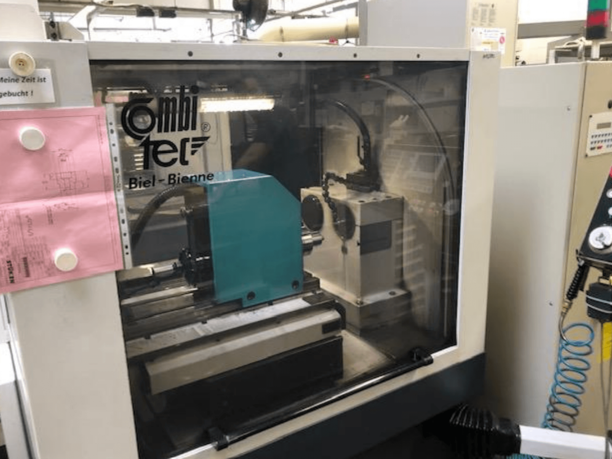 Cilindrična brusilica Combitec CT-450 gledana sprijeda, s upravljačkom pločom i postavkama za rad.