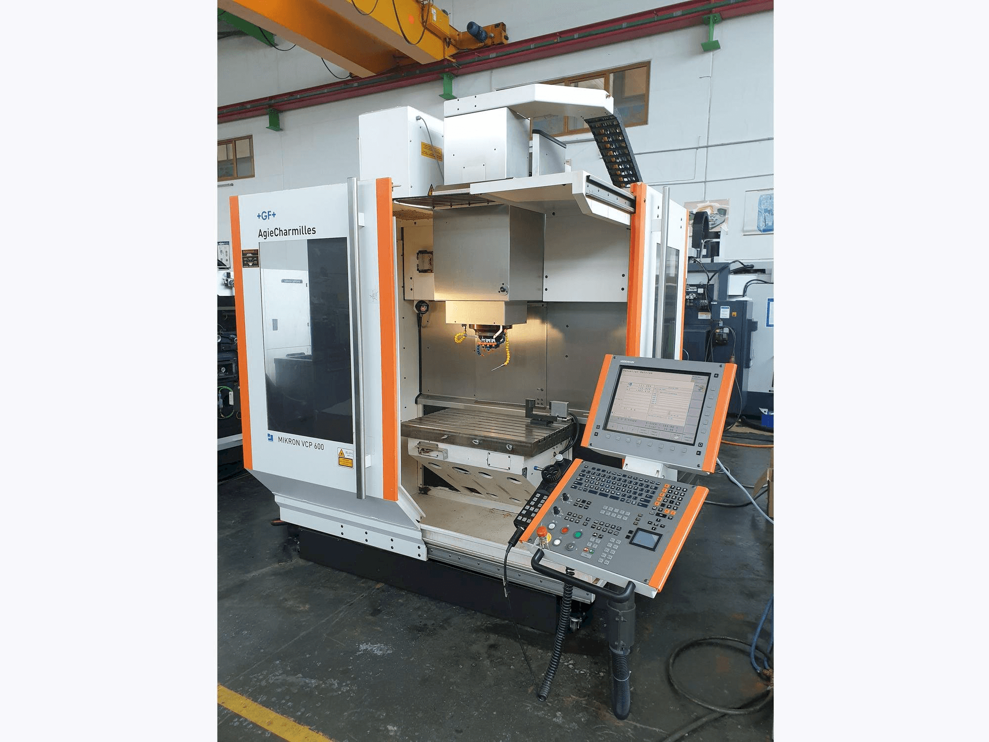 Prikaz stroja MIKRON VCP 600 sprijeda