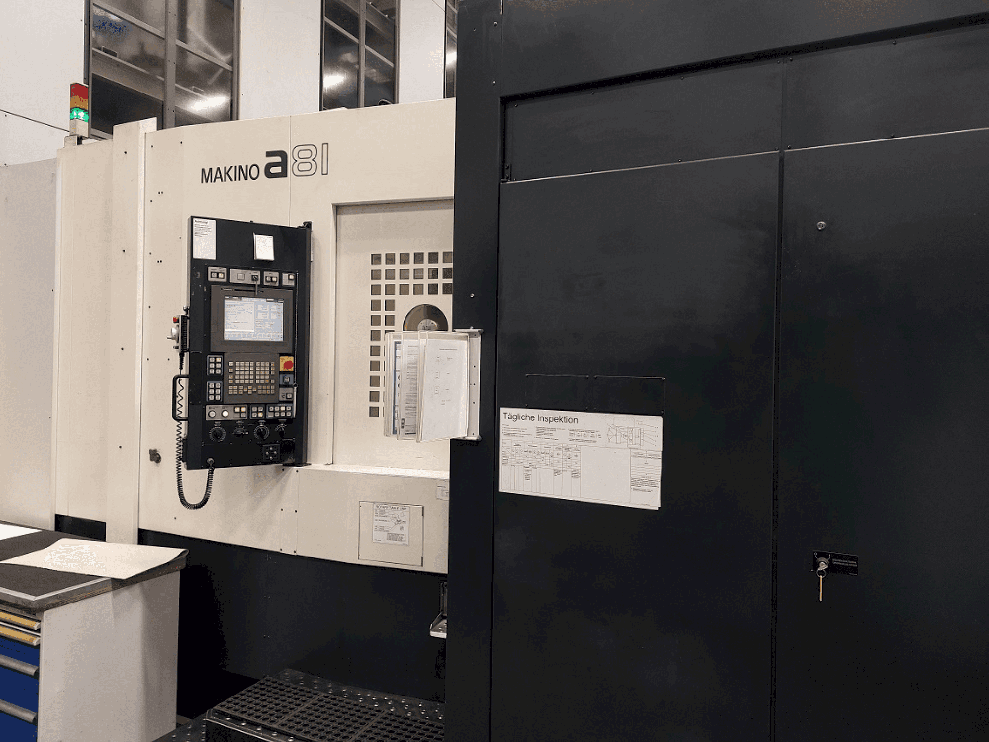 Prikaz stroja Makino a81 sprijeda