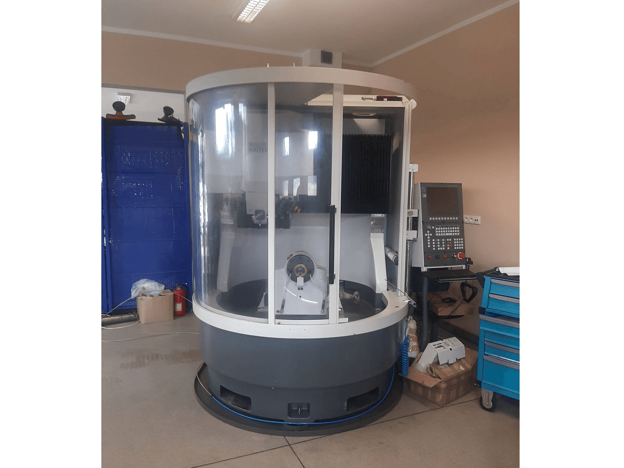 Prikaz stroja Walter sprijeda