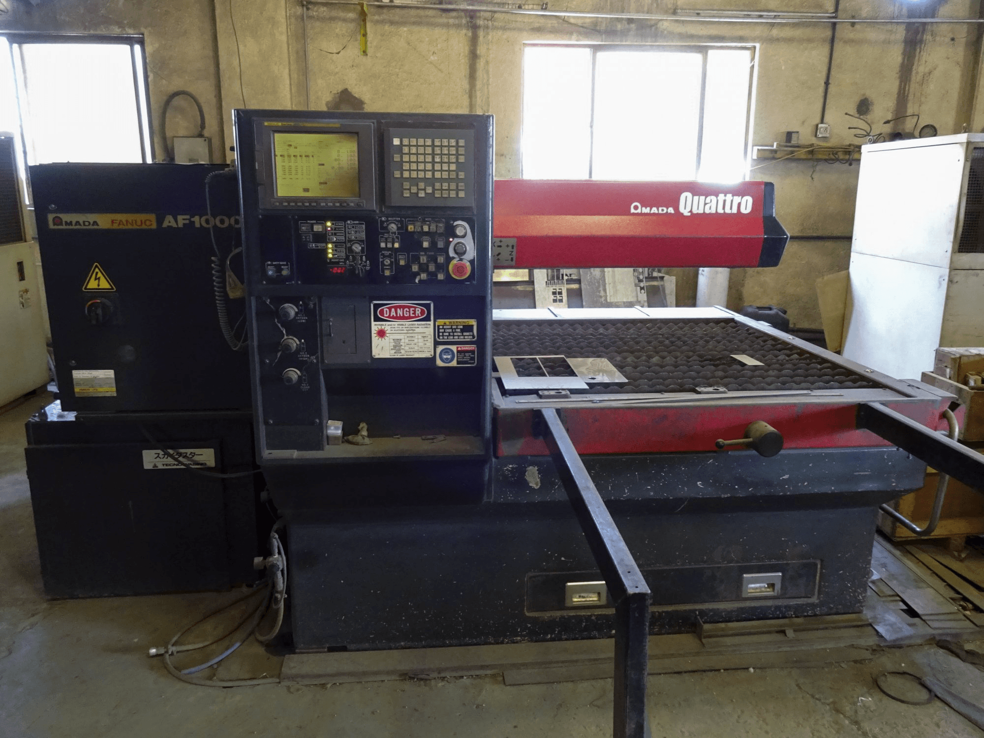 Prikaz 1 stroja AMADA Quattro AF1000E sprijeda