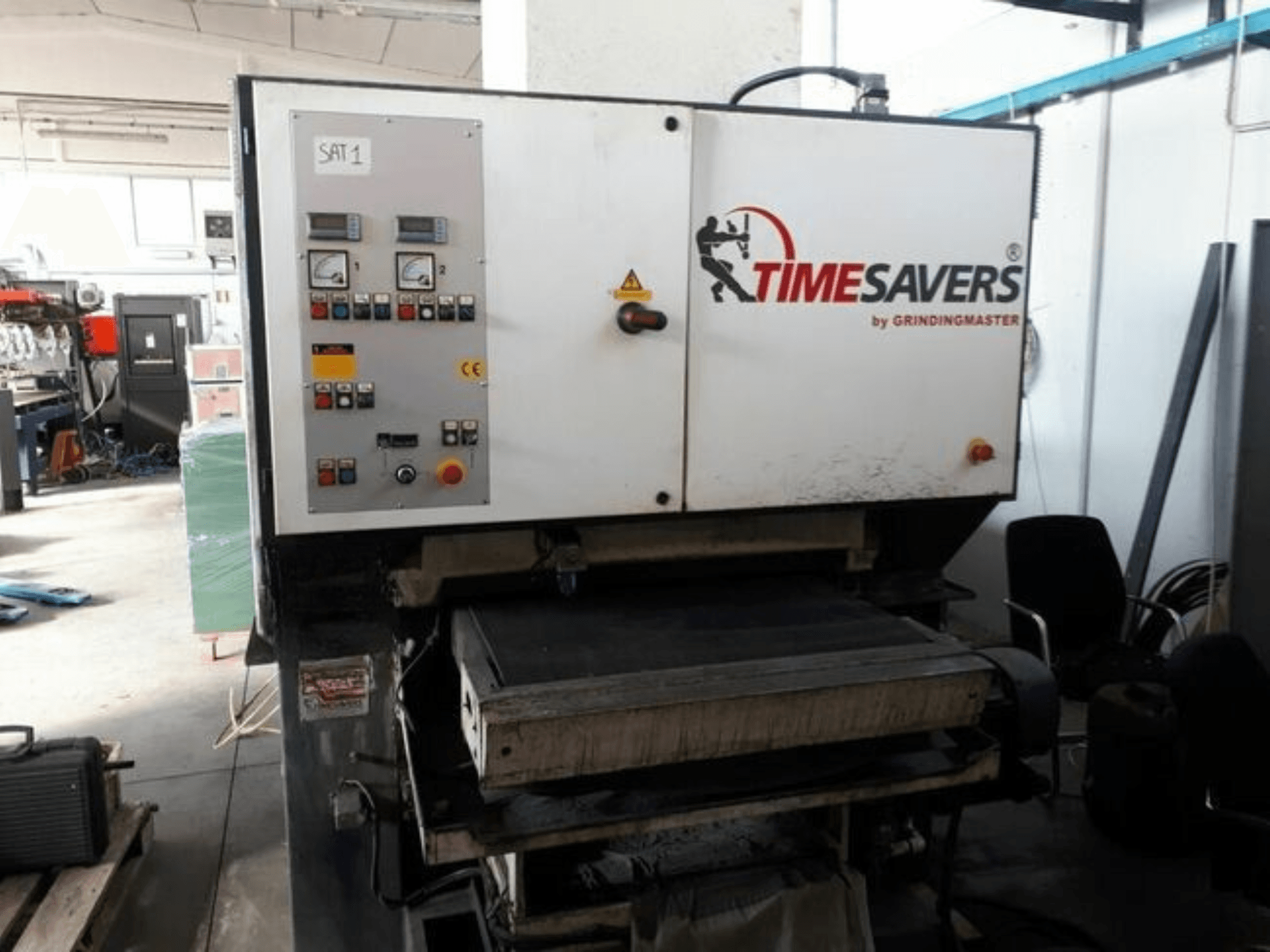 Prednji pogled na stroj za uklanjanje neravnina TIMESAVERS 41-SERIE-900-WW, s upravljačkom pločom s gumbima, tipkama i mjeračima.