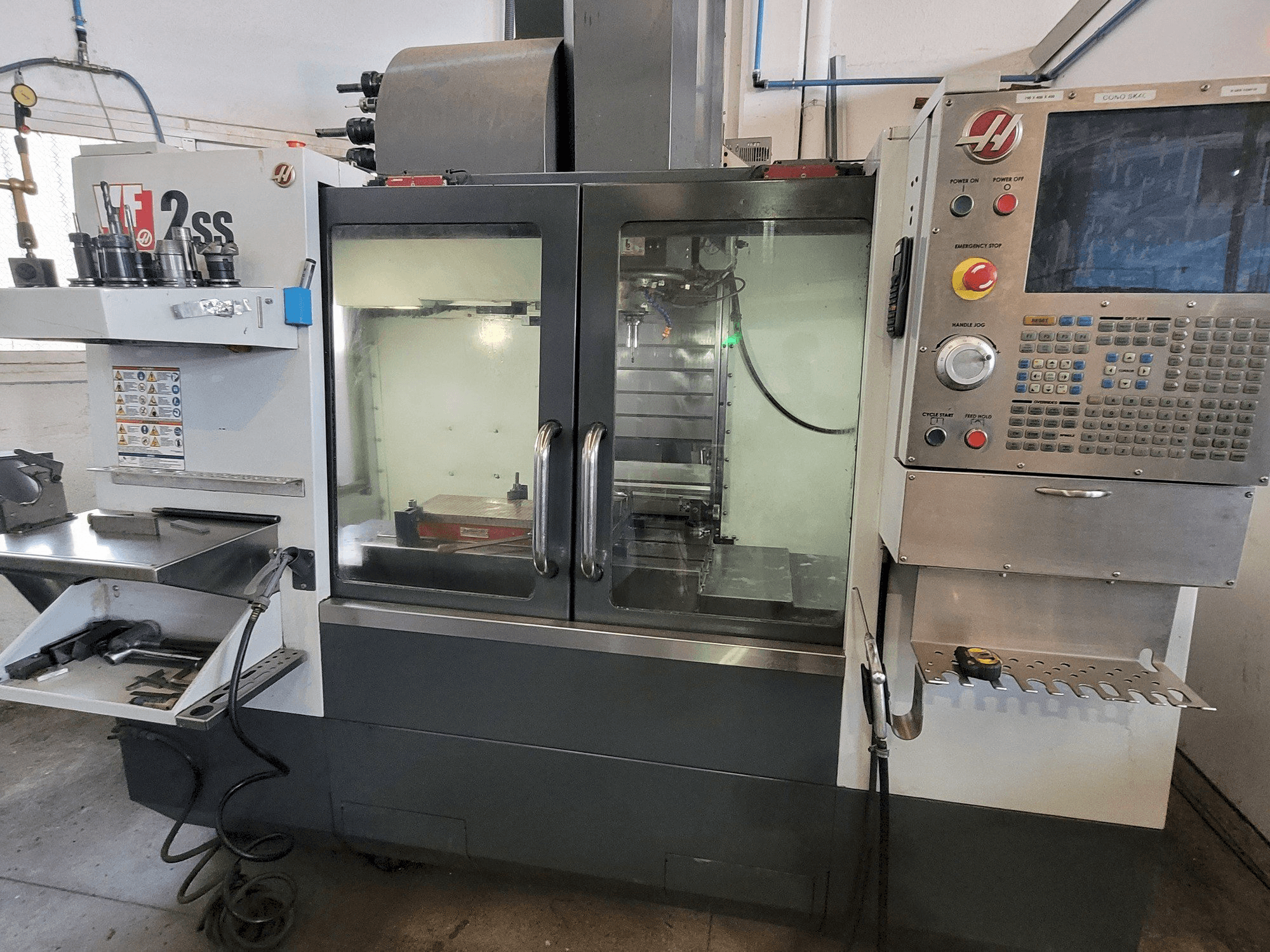 Prikaz stroja HAAS VF2SS sprijeda