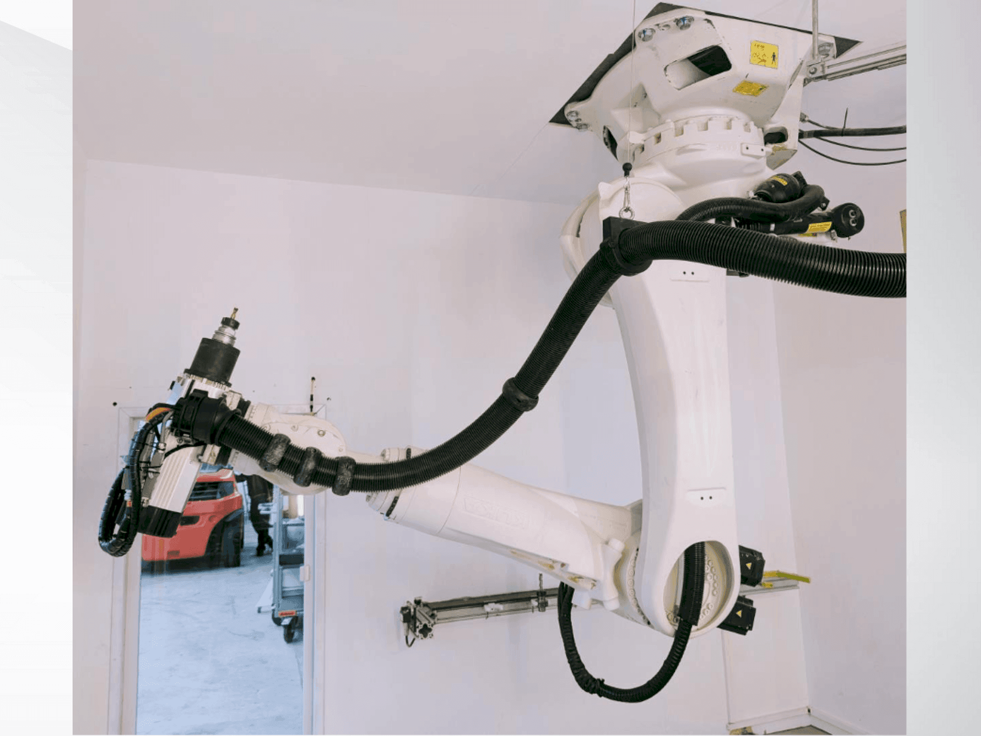 Prikaz stroja KUKA KR 270 R2700 C ultra + Absolute measurement sprijeda